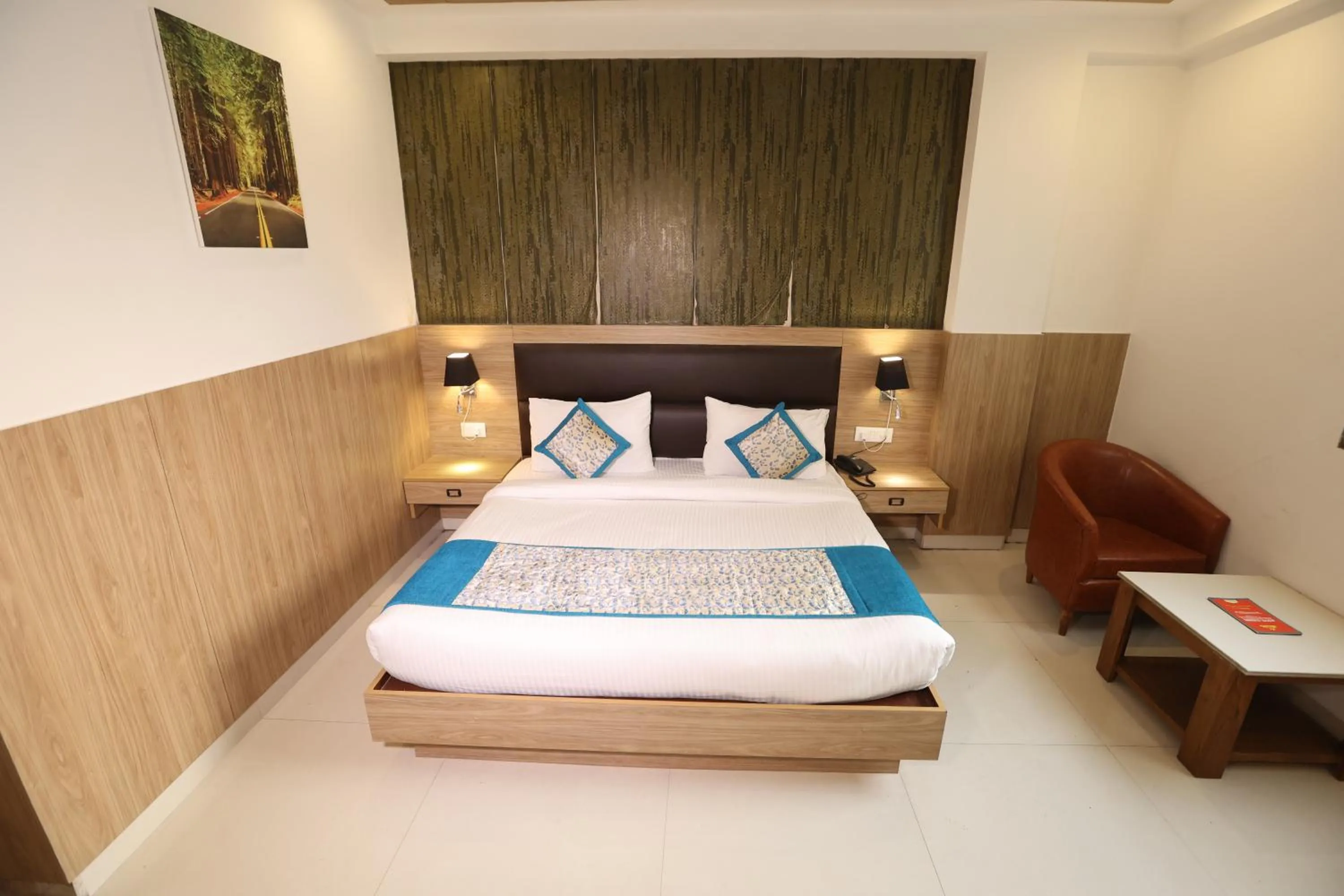 Bed in The Elevate Hotel Near Delhi Airport With- Free Airport PICKUP