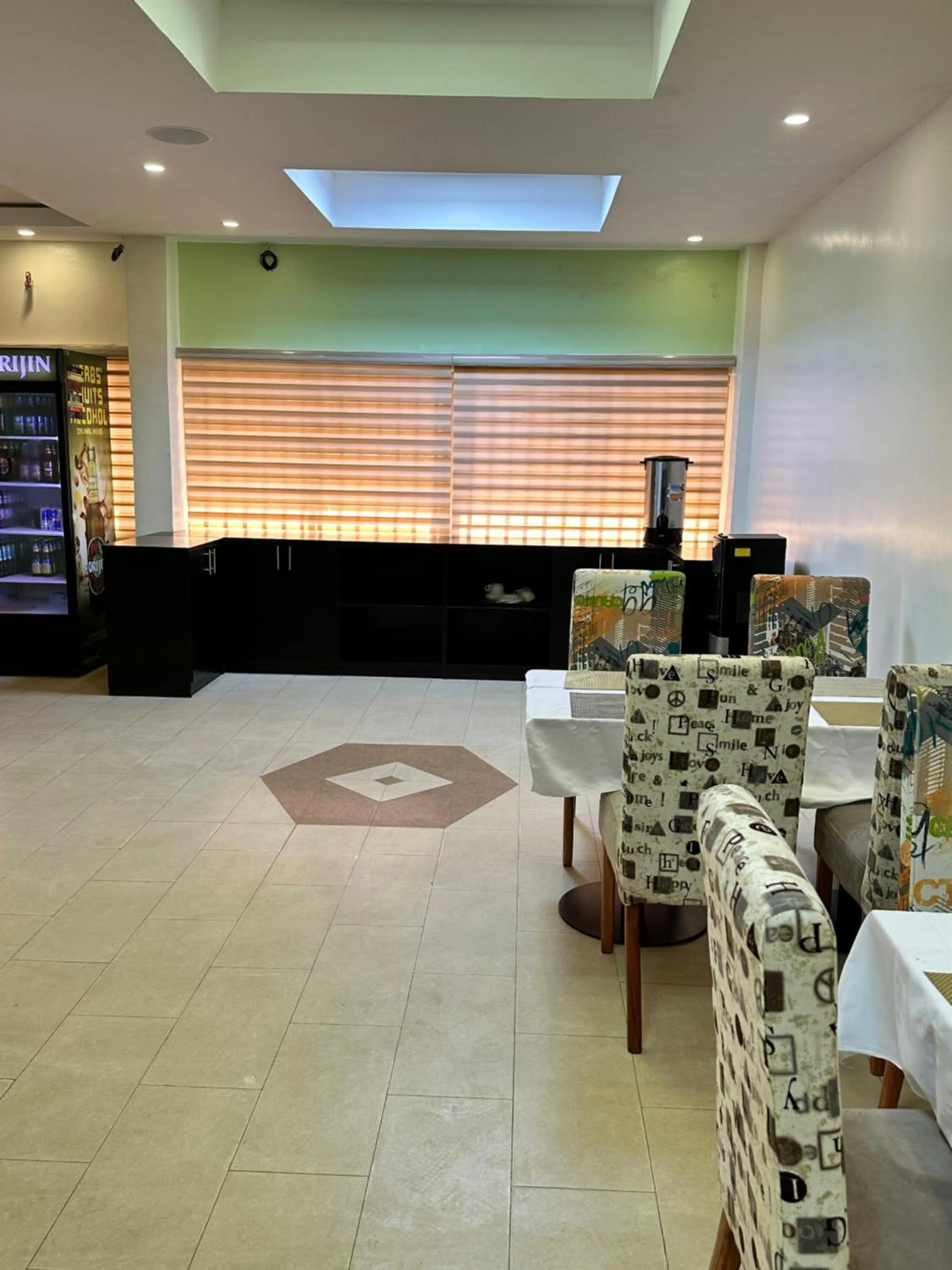 Restaurant/places to eat in Whitehouse Msquare Hotel