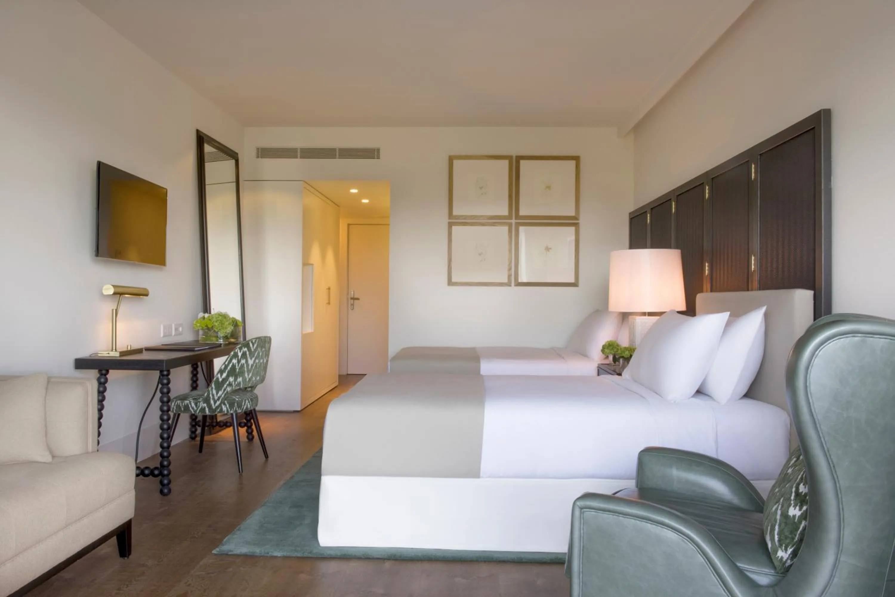 Photo of the whole room, Bed in Hotel Camiral - The Leading Hotels of the World