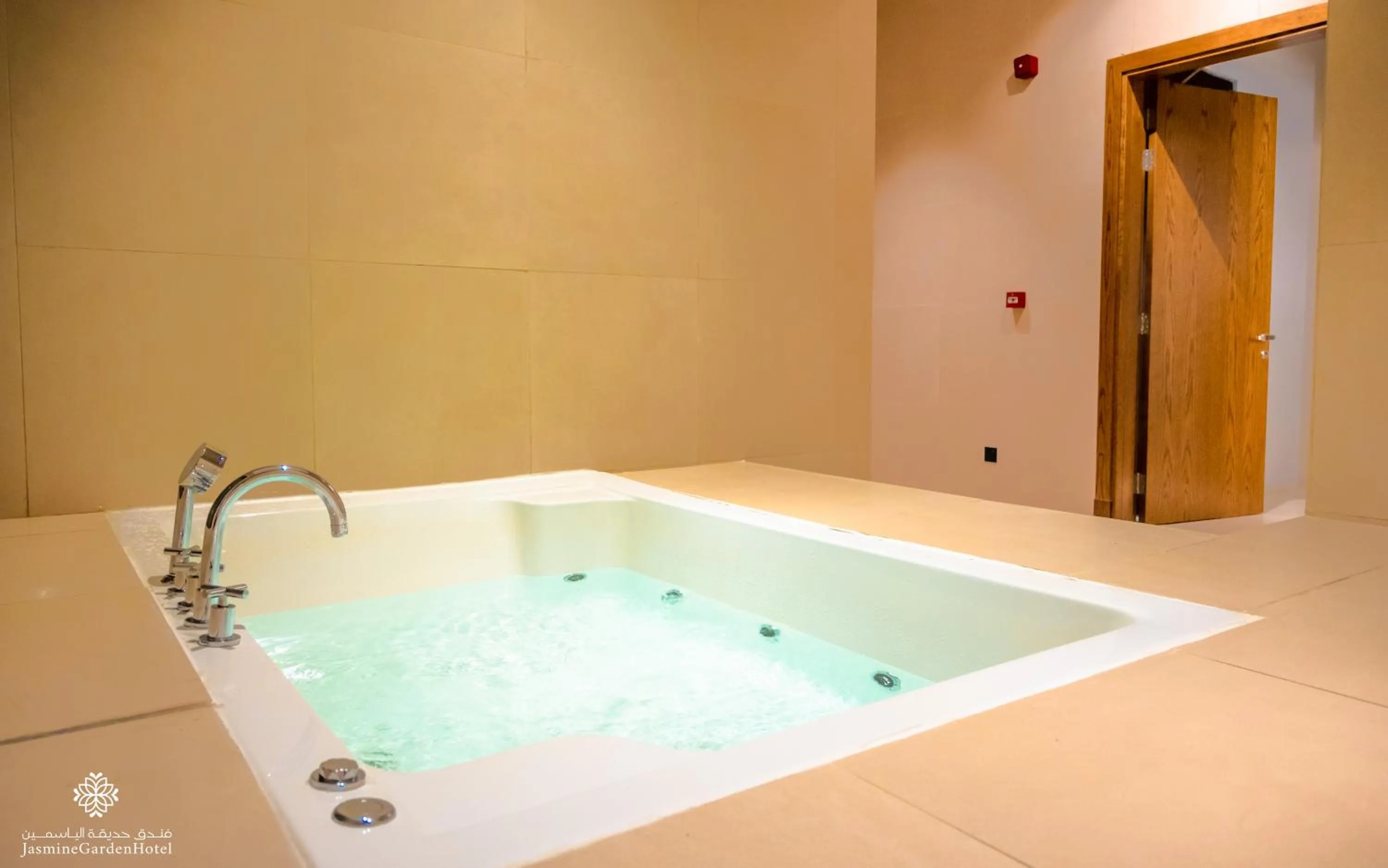 Hot Tub in Jasmine Garden Hotel