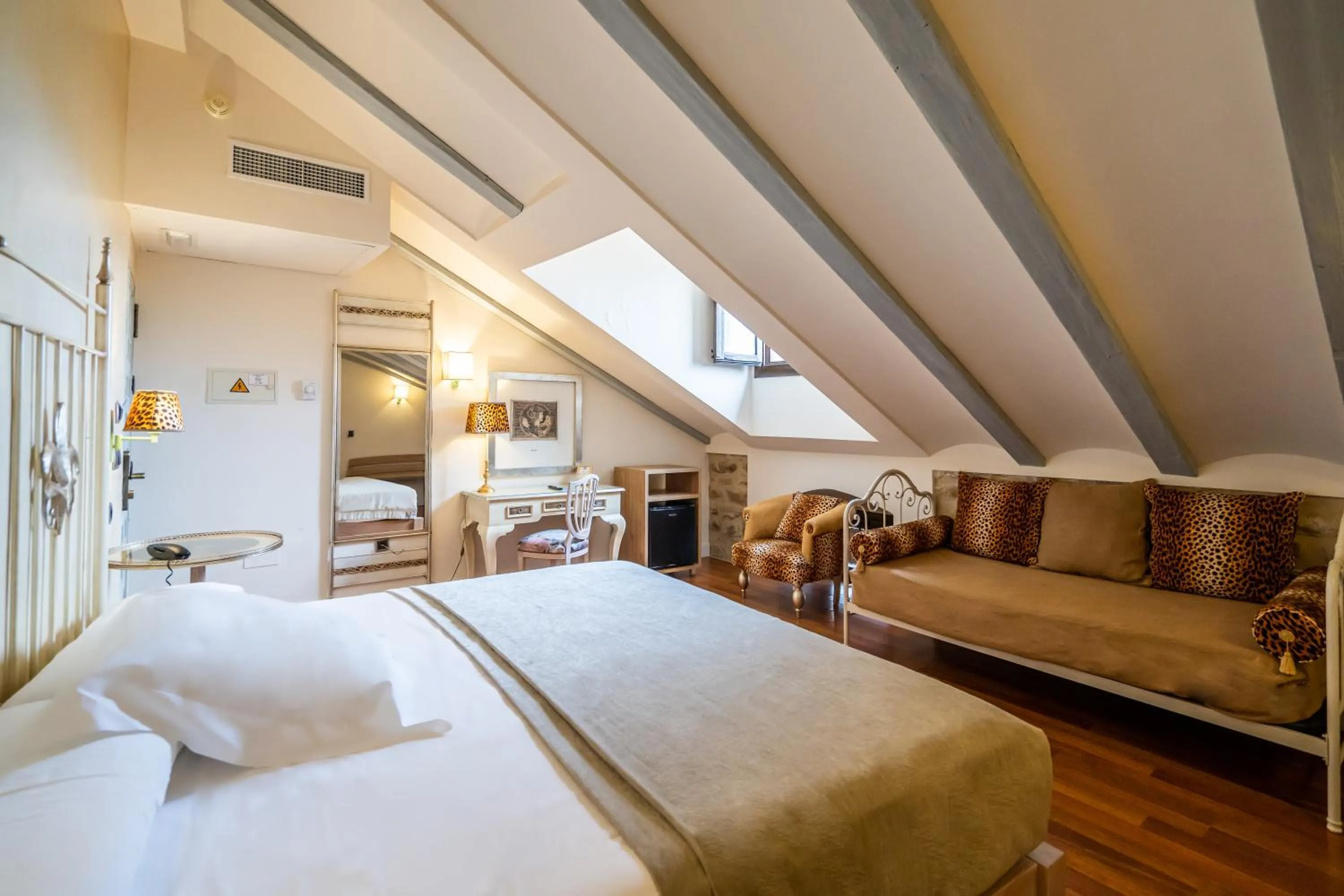 TV and multimedia, Bed in YIT La Casona del Arco