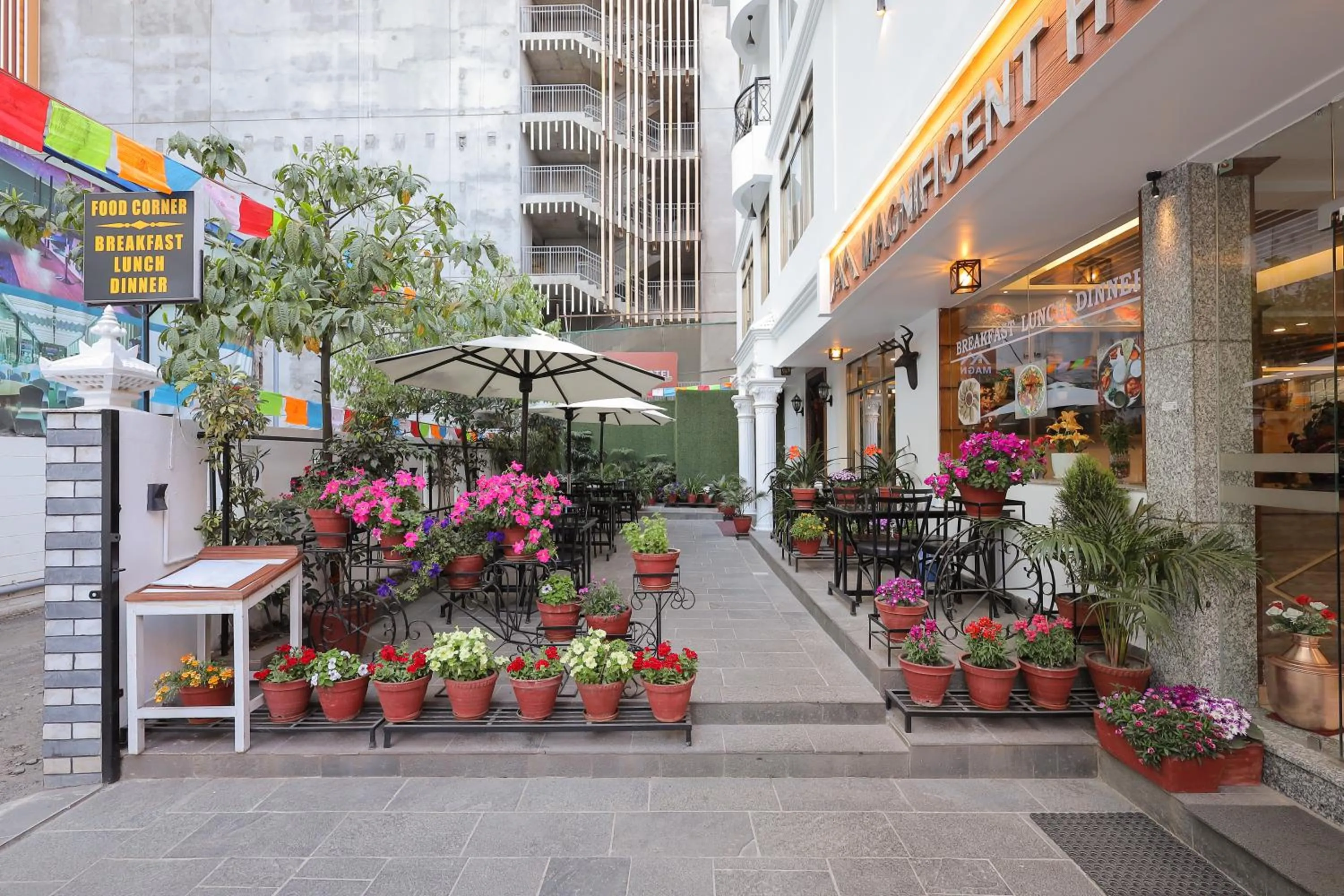 Restaurant/places to eat in Magnificent Hotel