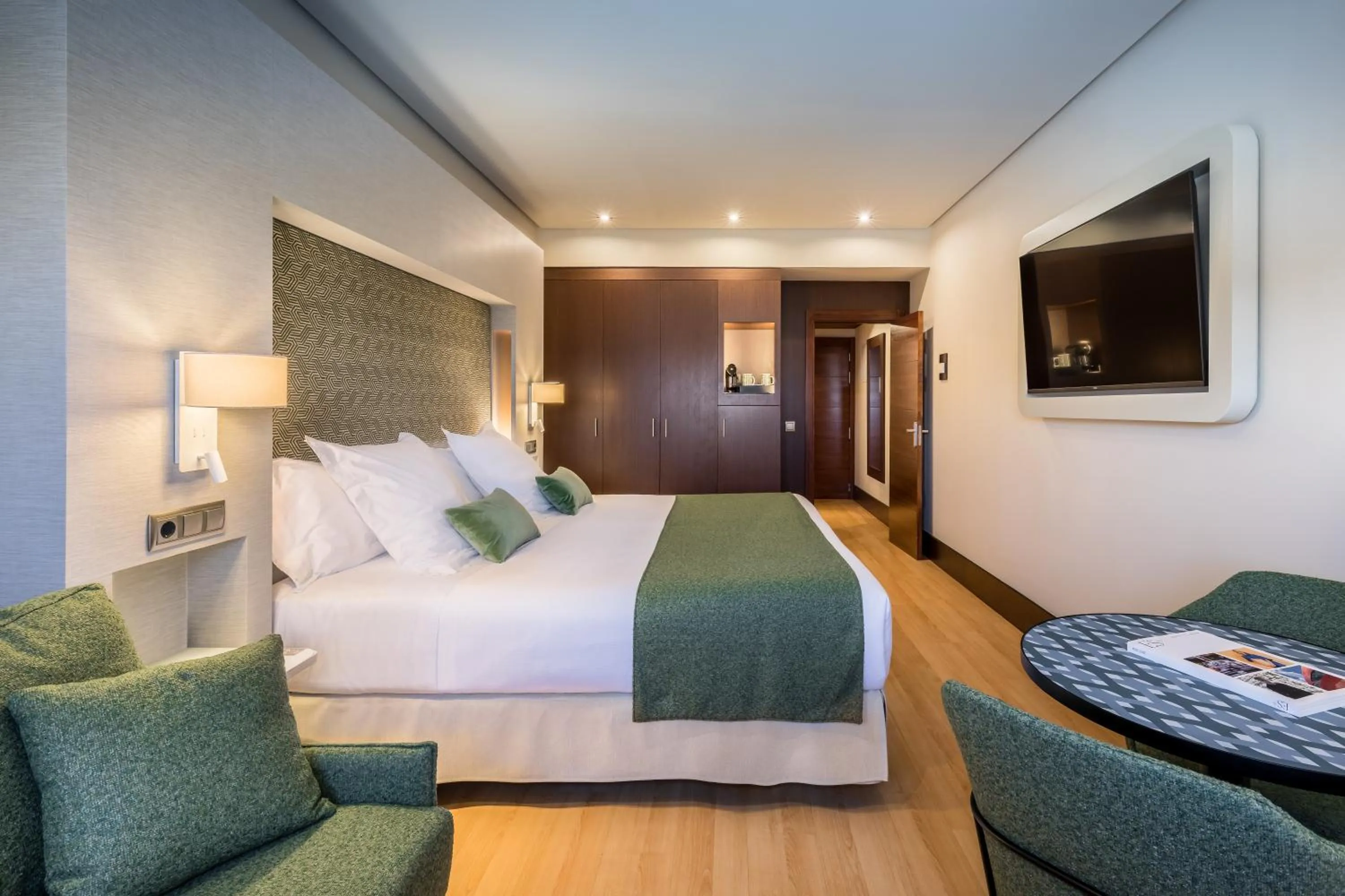 Photo of the whole room, Bed in Barceló Granada Congress