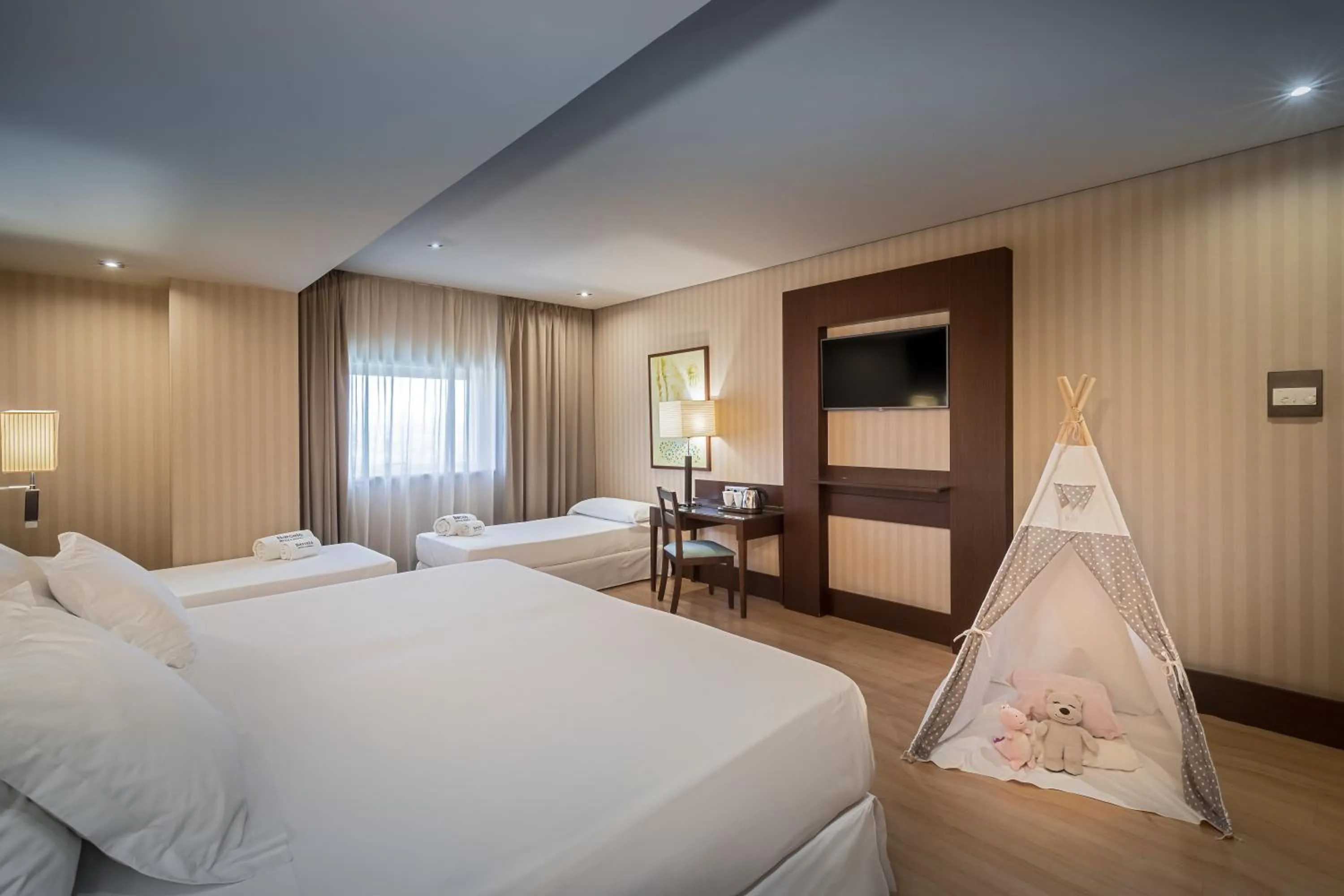 Photo of the whole room, Bed in Barceló Granada Congress