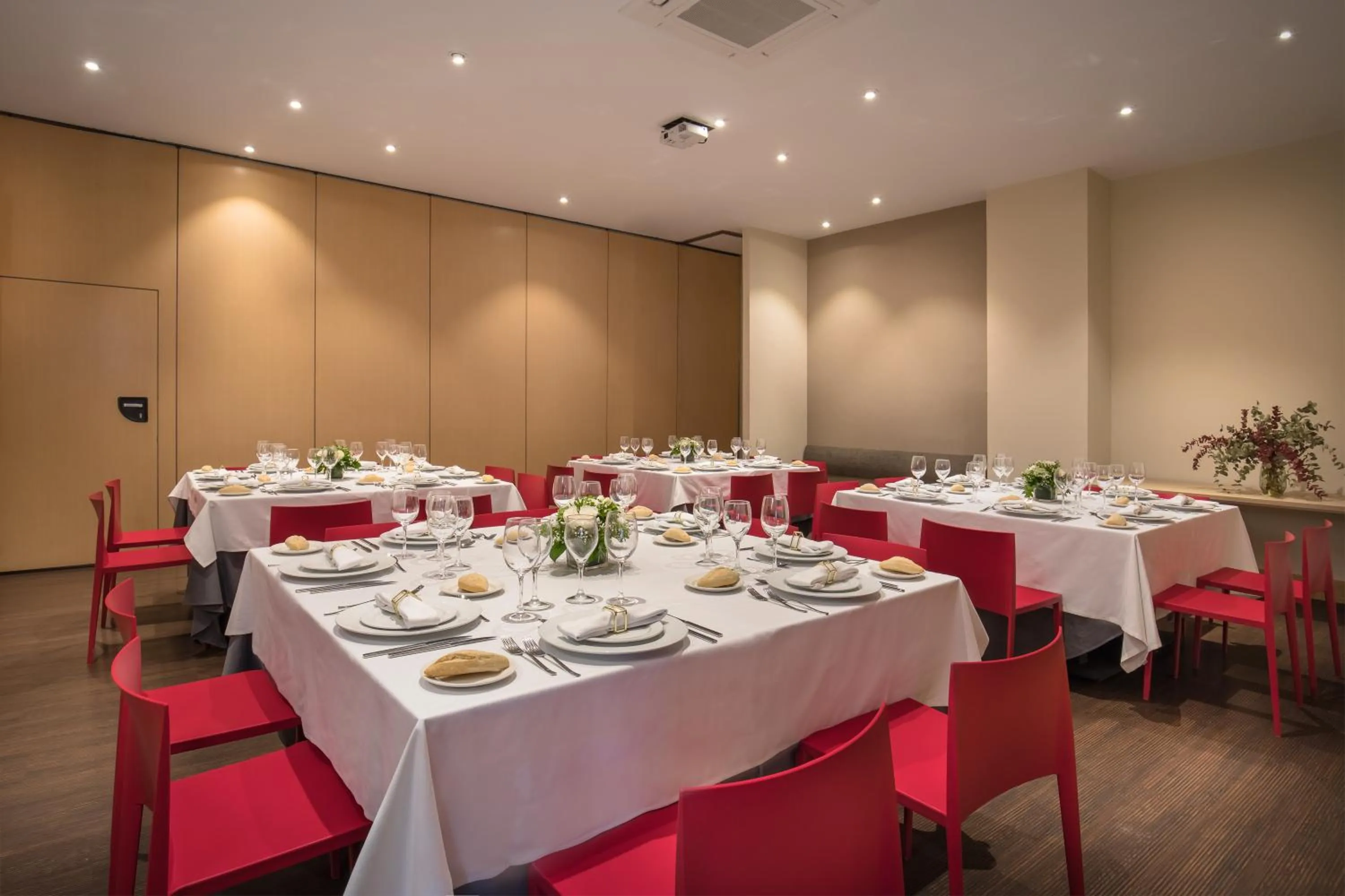 Restaurant/places to eat in Occidental Granada