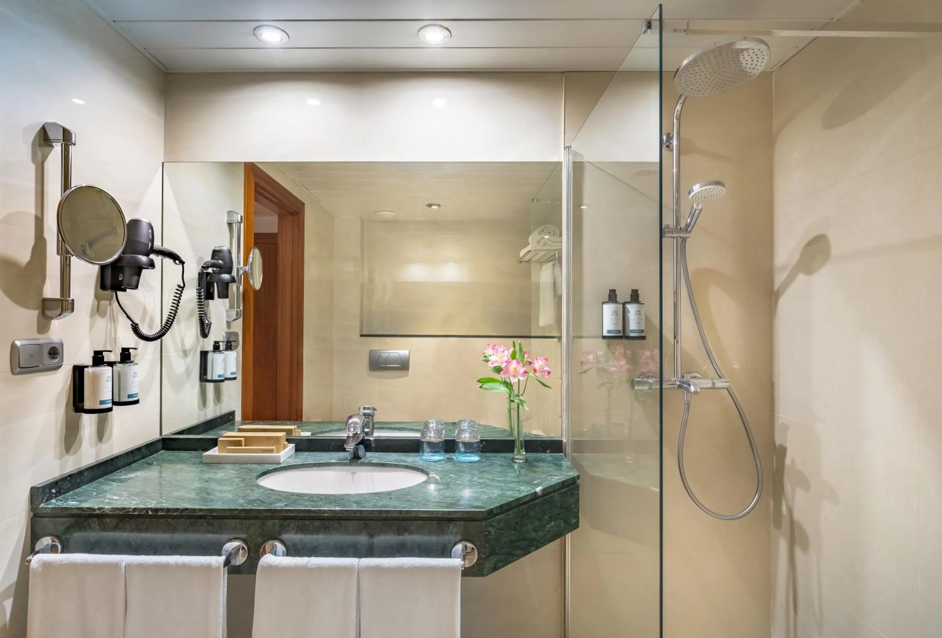 Shower in Occidental Granada