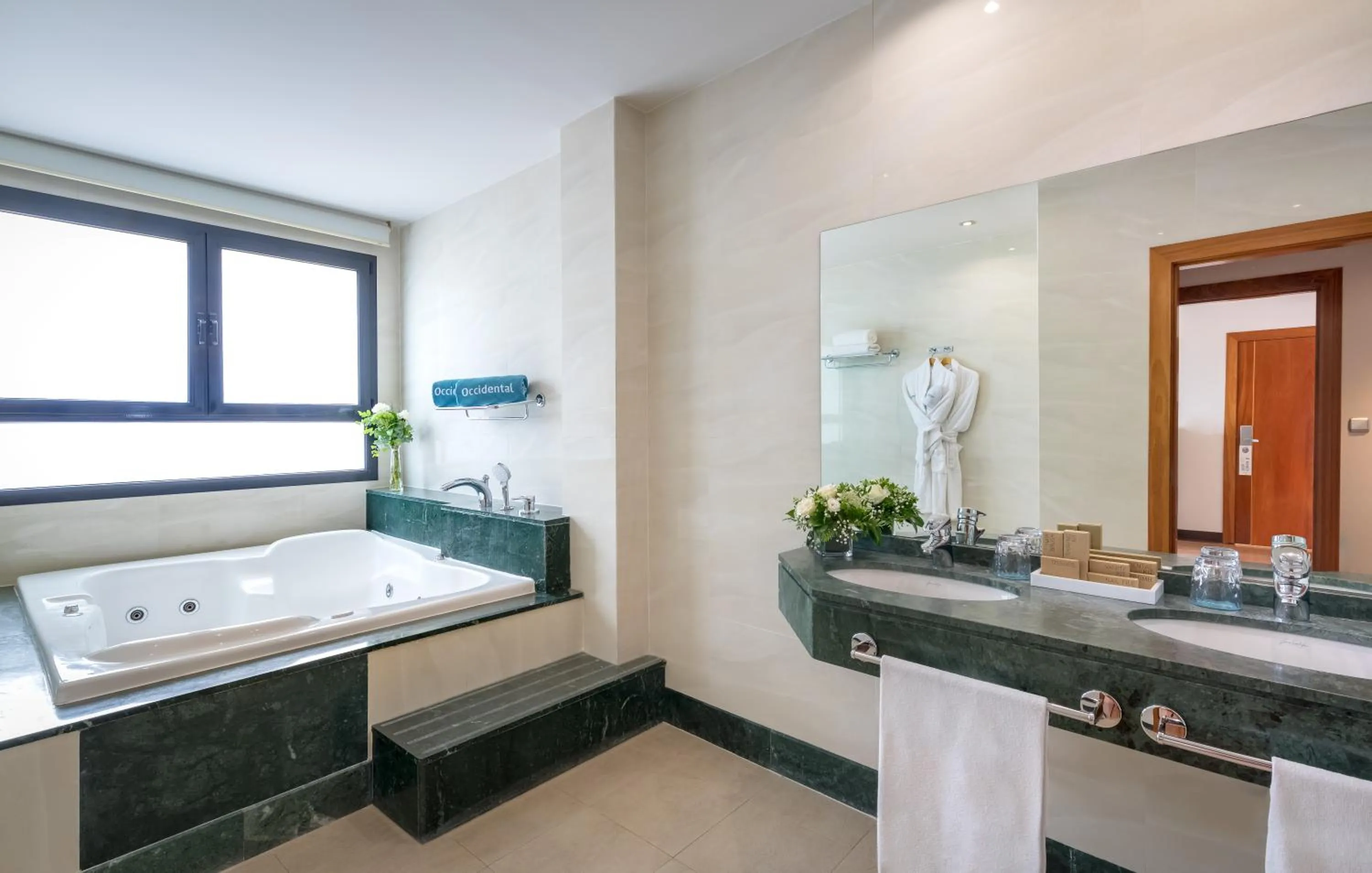 Hot Tub, Bed in Occidental Granada