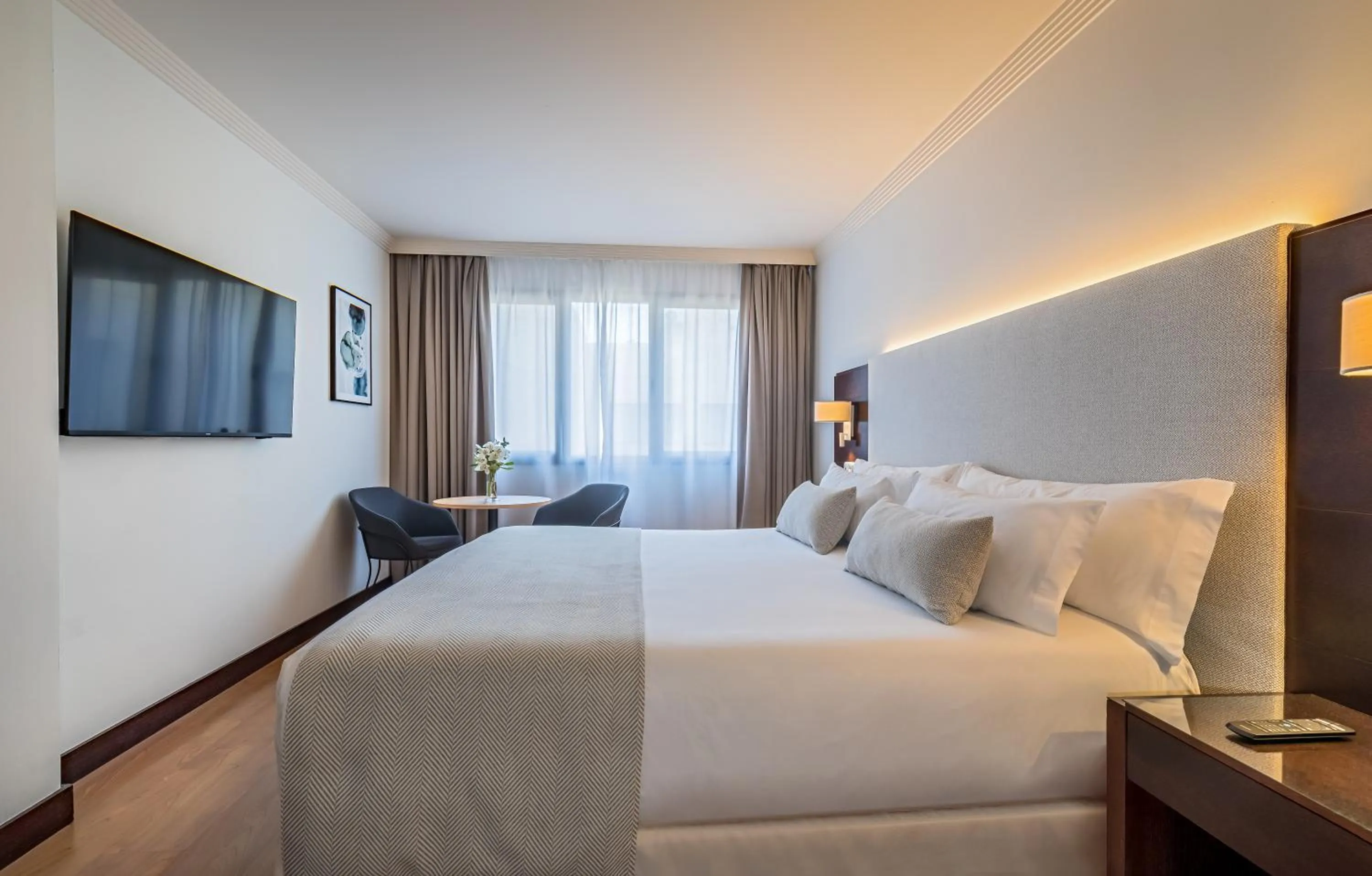 Communal lounge/ TV room, Bed in Occidental Granada