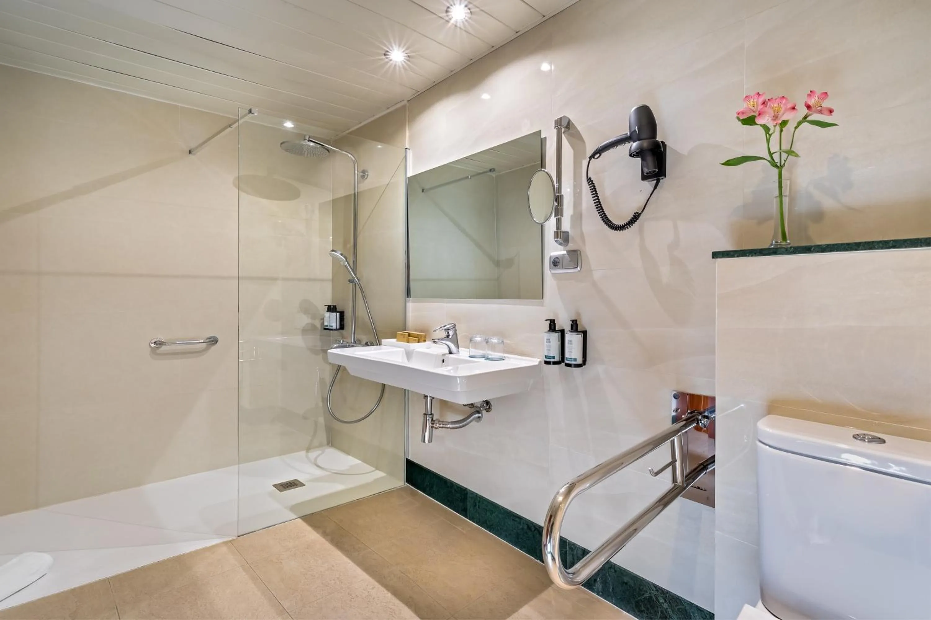 Shower in Occidental Granada