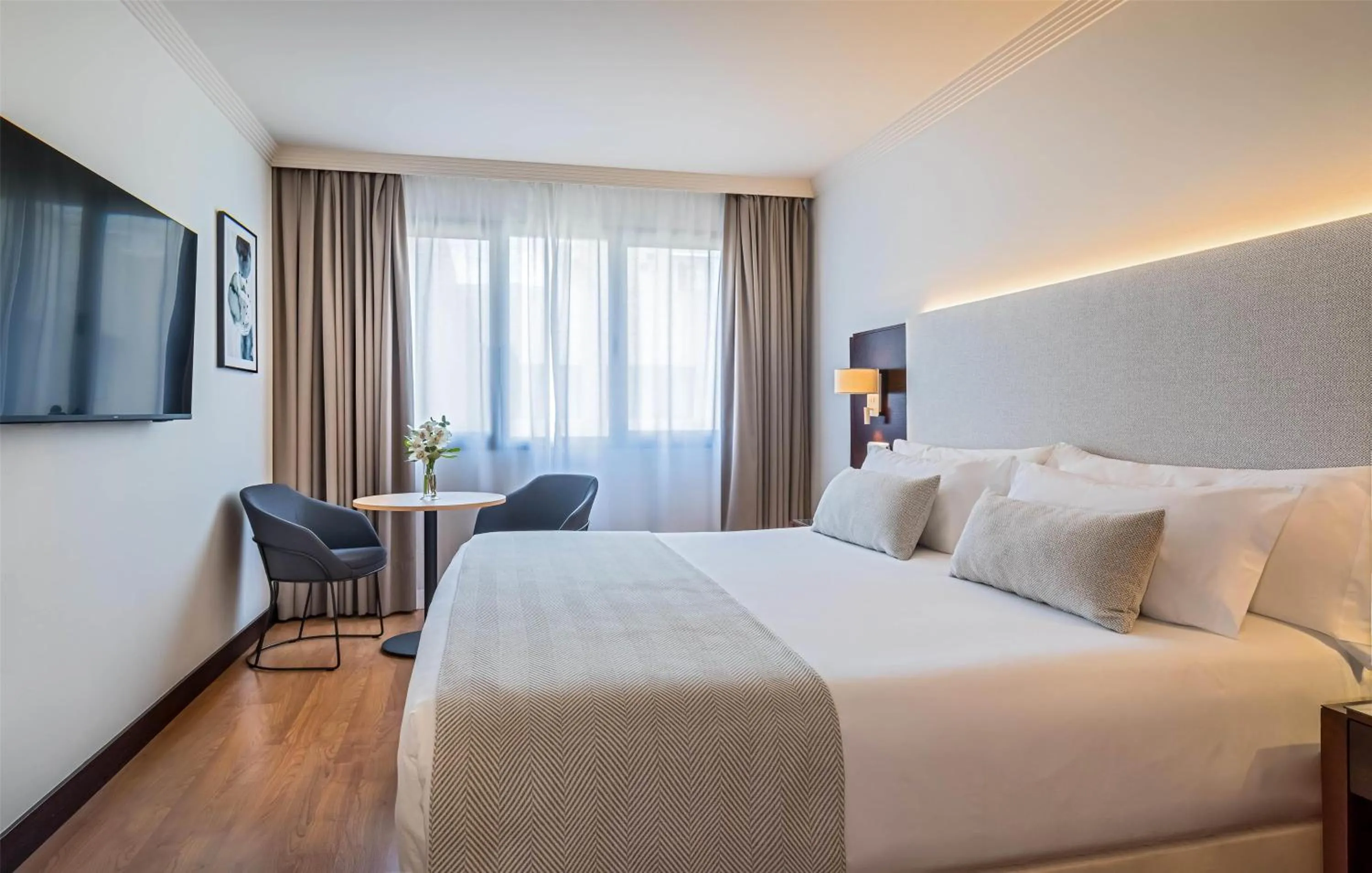 Photo of the whole room, Bed in Occidental Granada