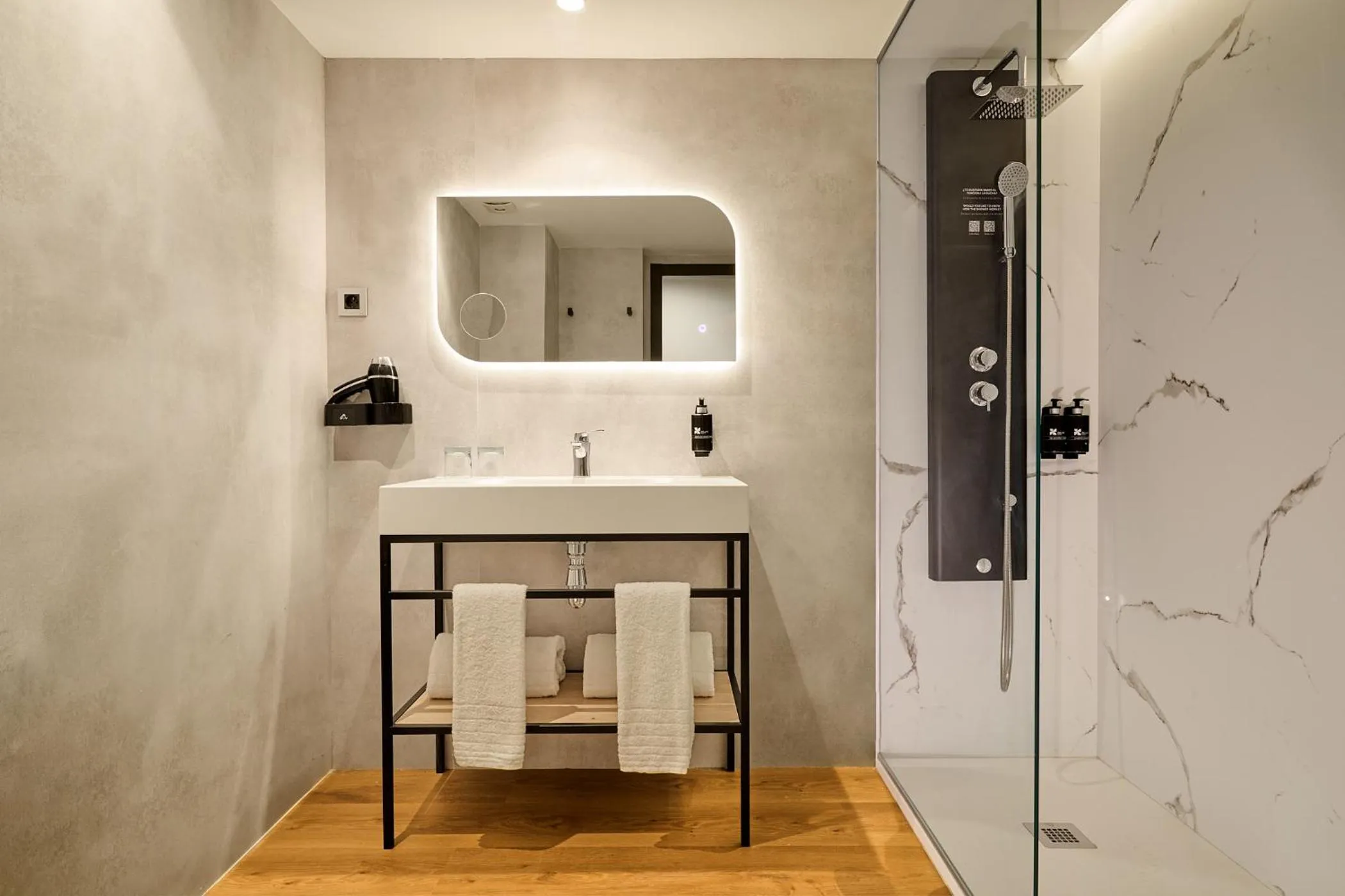 Shower in Gran Hotel Luna de Granada