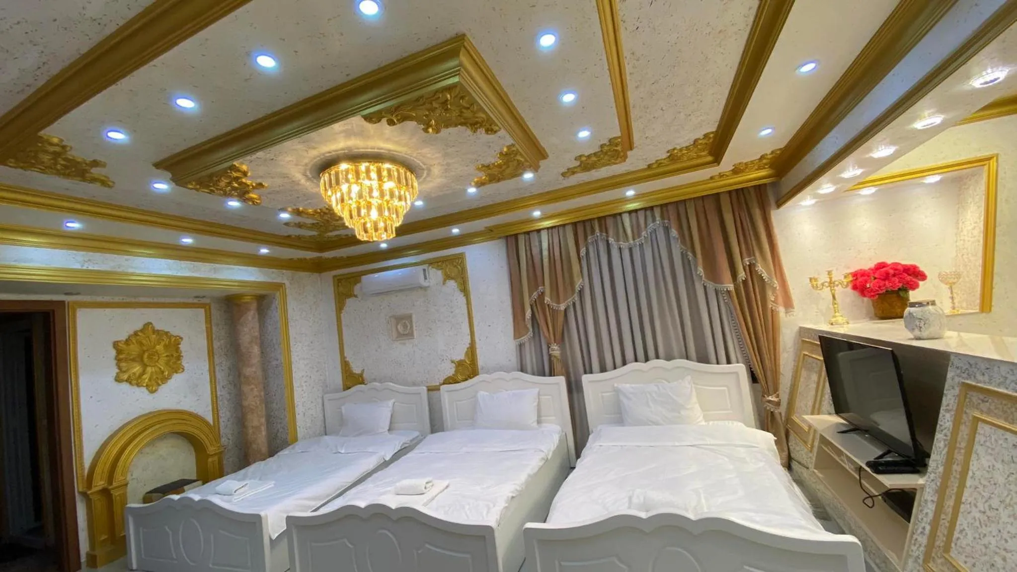 Bathroom, Bed in Hotel Premium