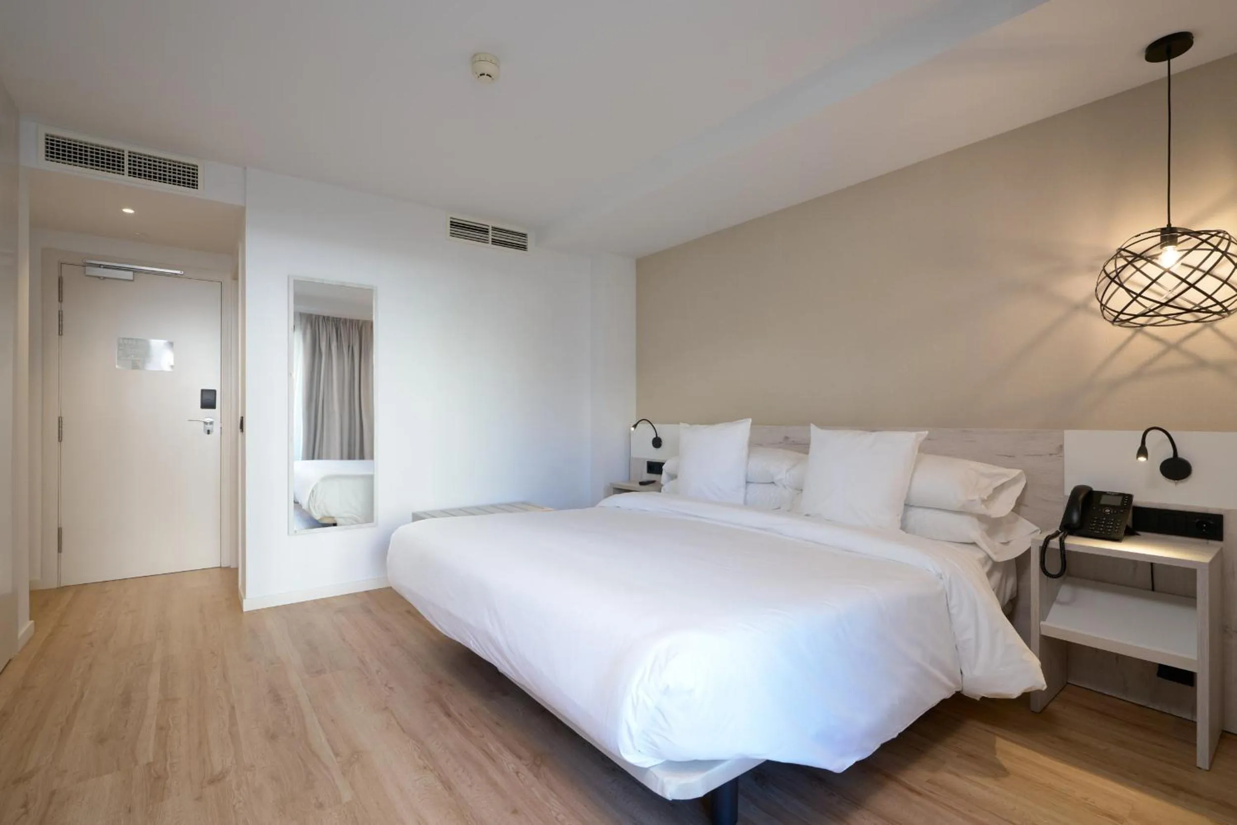 Photo of the whole room, Bed in Óbal Hotel Marbella