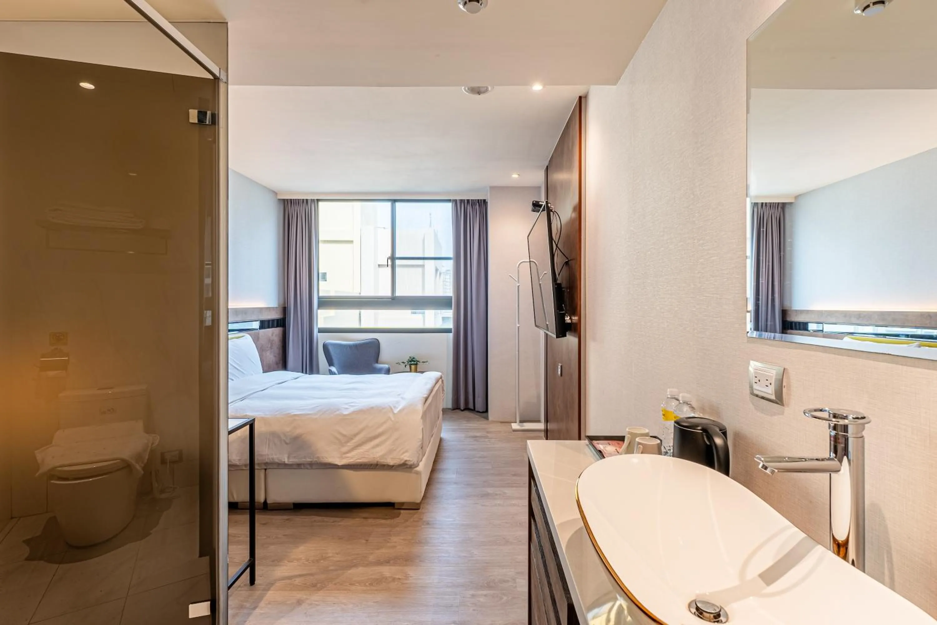 Photo of the whole room, Bed in CHECK inn Taichung Qinghai