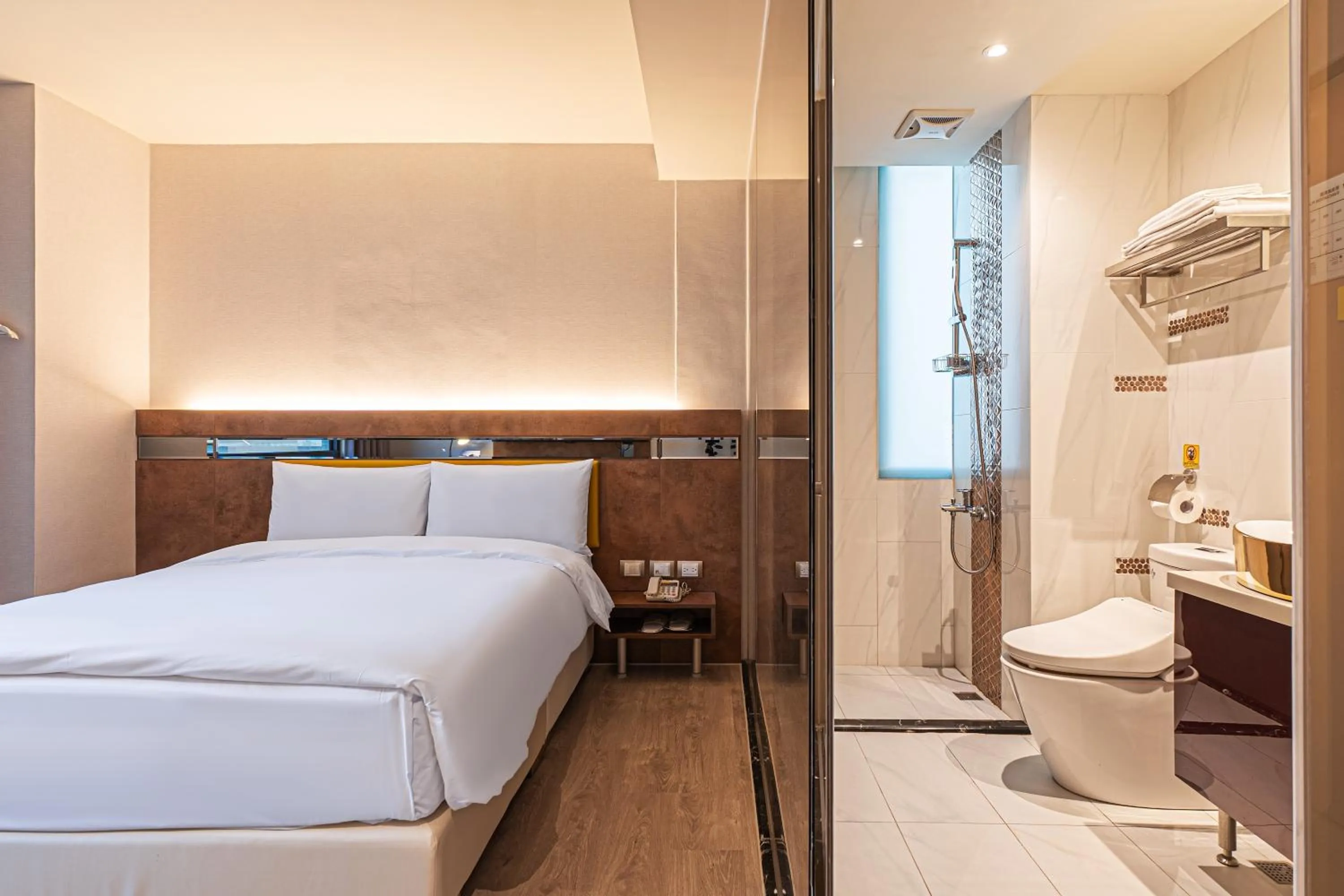 Photo of the whole room, Bed in CHECK inn Taichung Qinghai