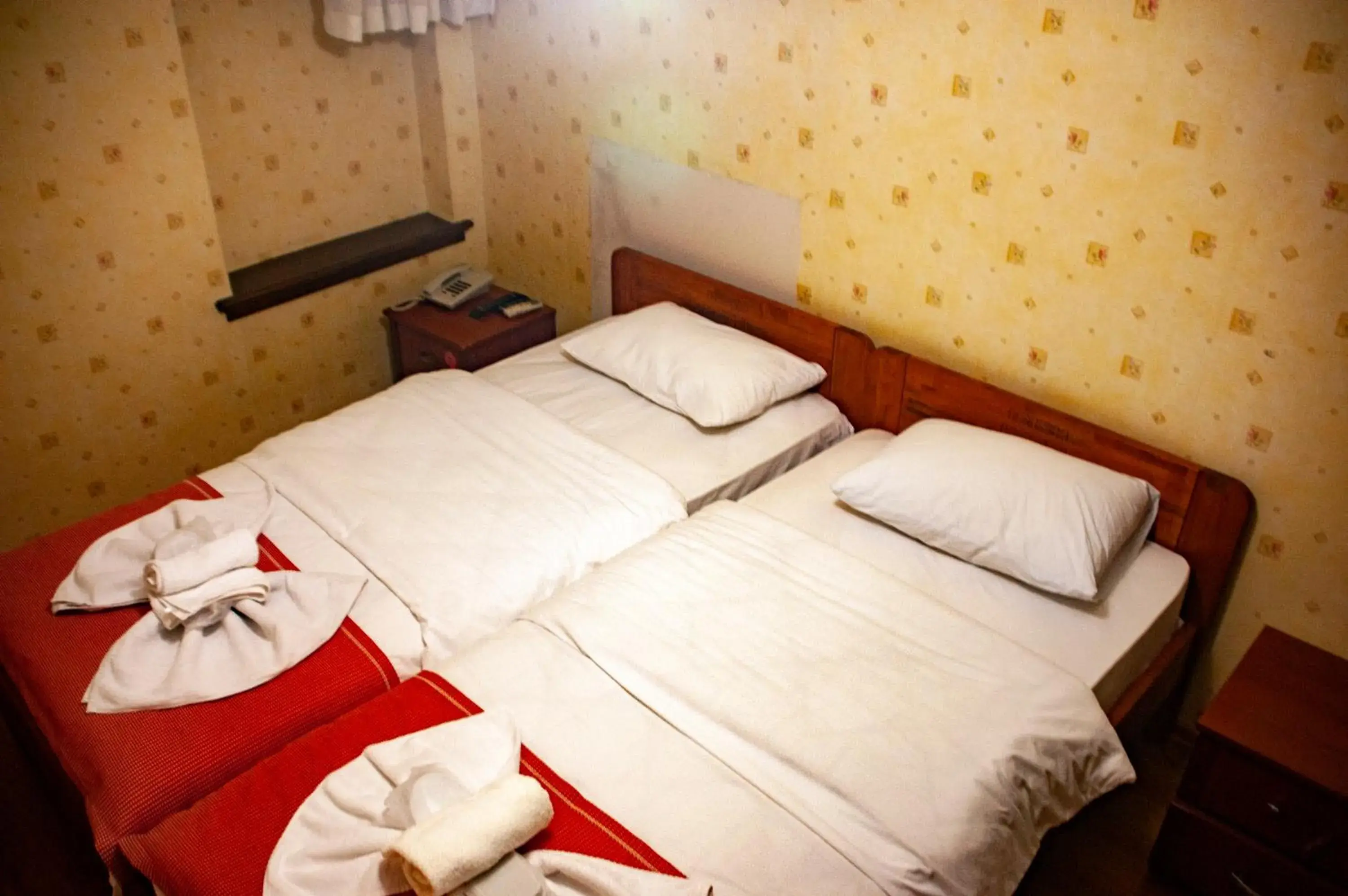 Budget Twin Room in Istanbul Irish Hotel Budget Twin Room in Istanbul Irish Hotel