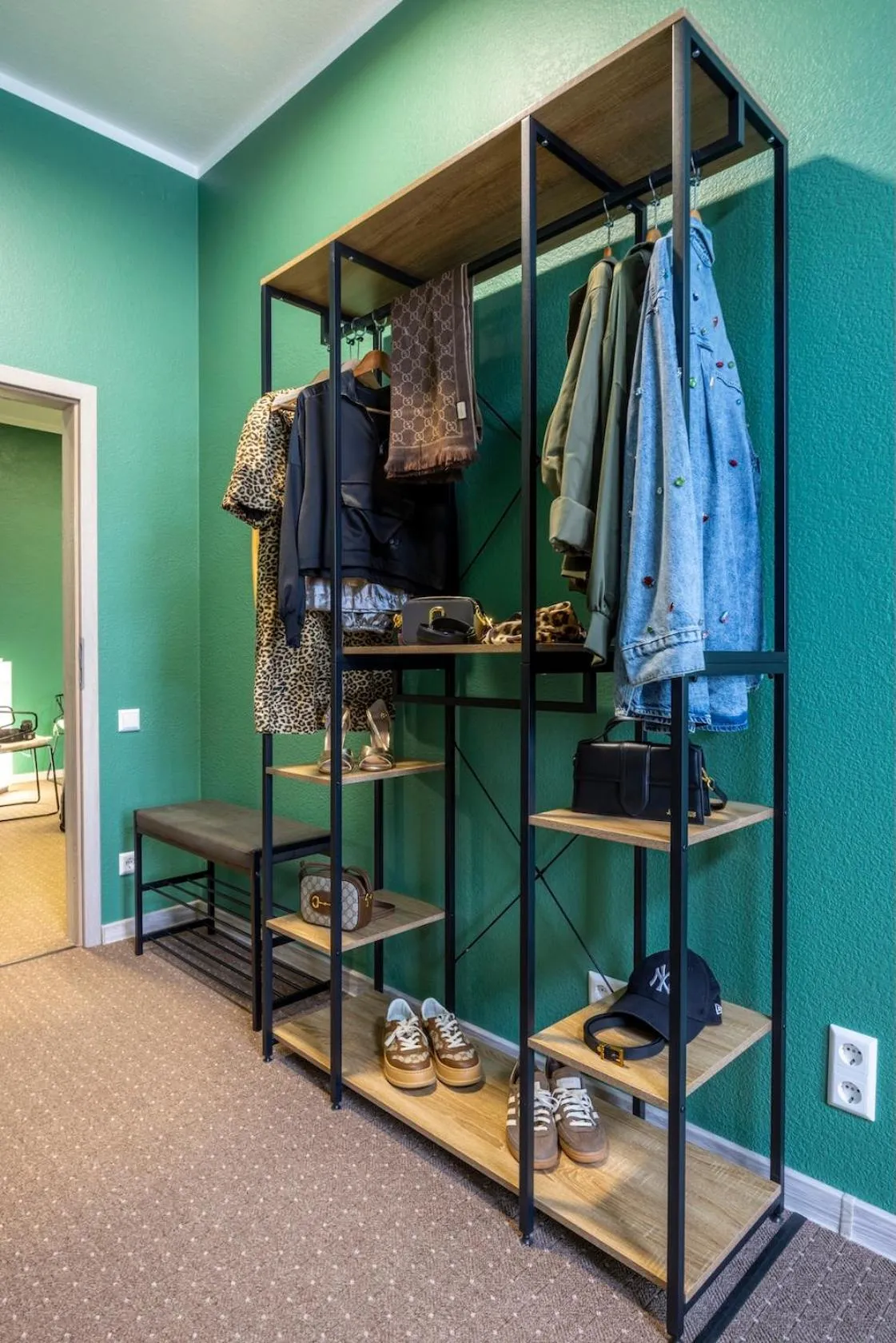 wardrobe in Hotel Residenz Luxury - Outletcity - Parken - Klima - 24h Check-In