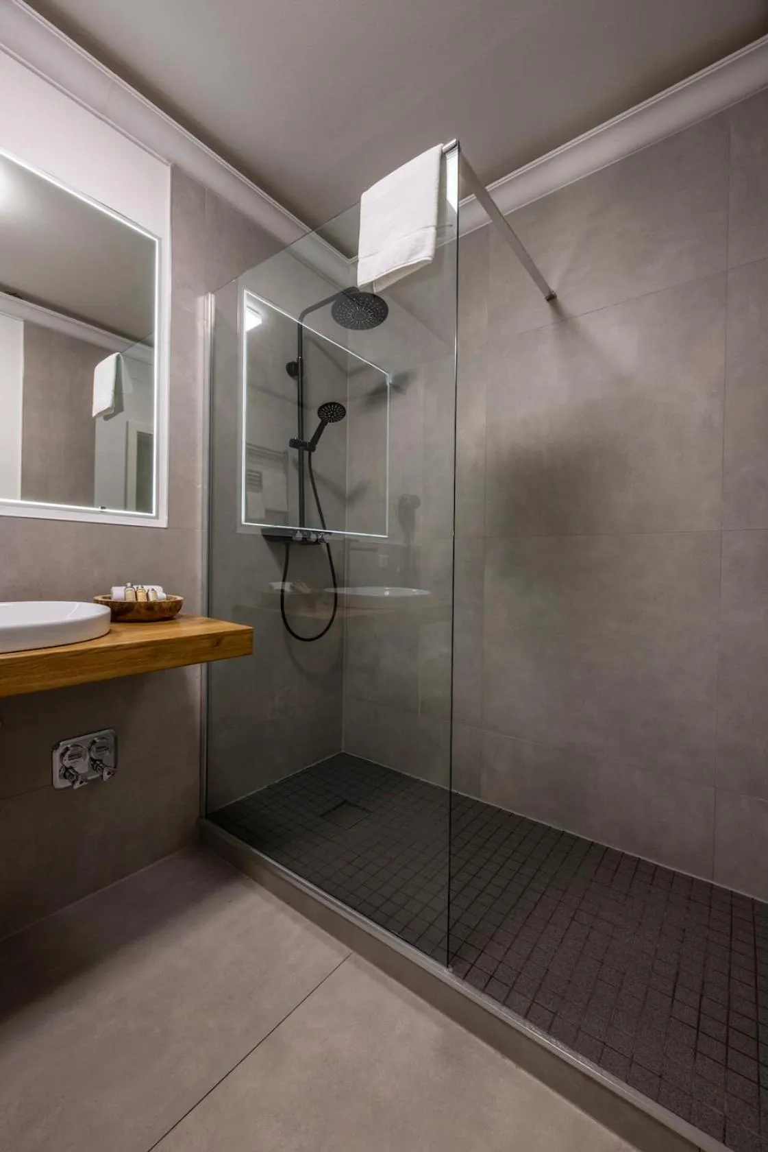 Bathroom in Hotel Residenz Luxury - Outletcity - Parken - Klima - 24h Check-In