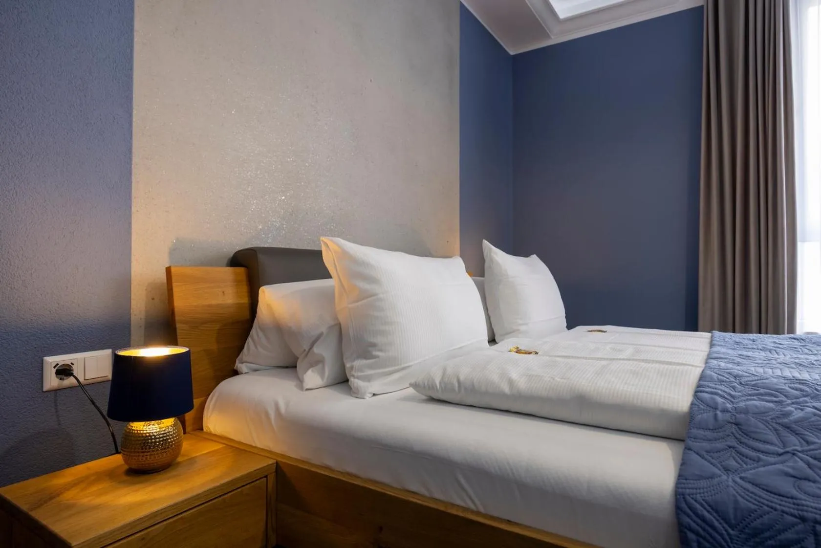 Bed in Hotel Residenz Luxury - Outletcity - Parken - Klima - 24h Check-In