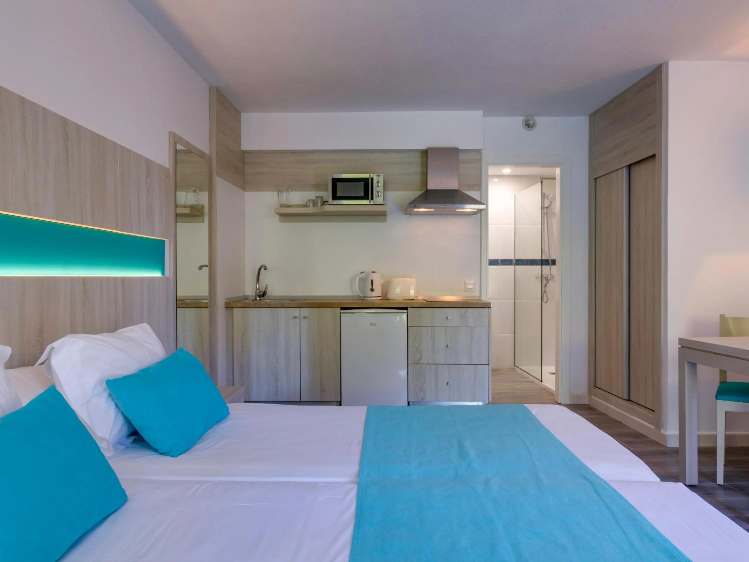 Photo of the whole room, Bed in Comitas Floramar