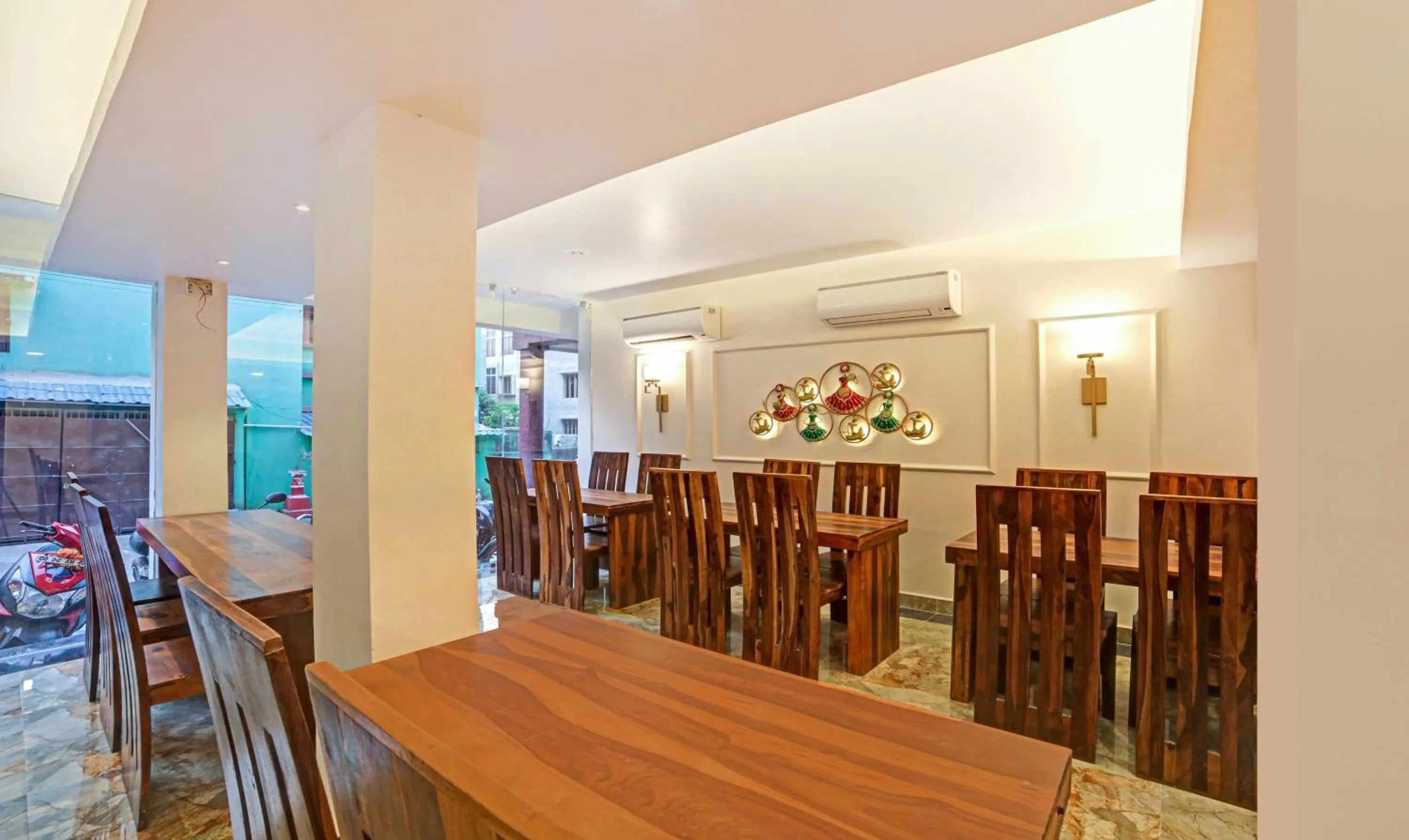 Restaurant/places to eat in Treebo Lazystay Elite