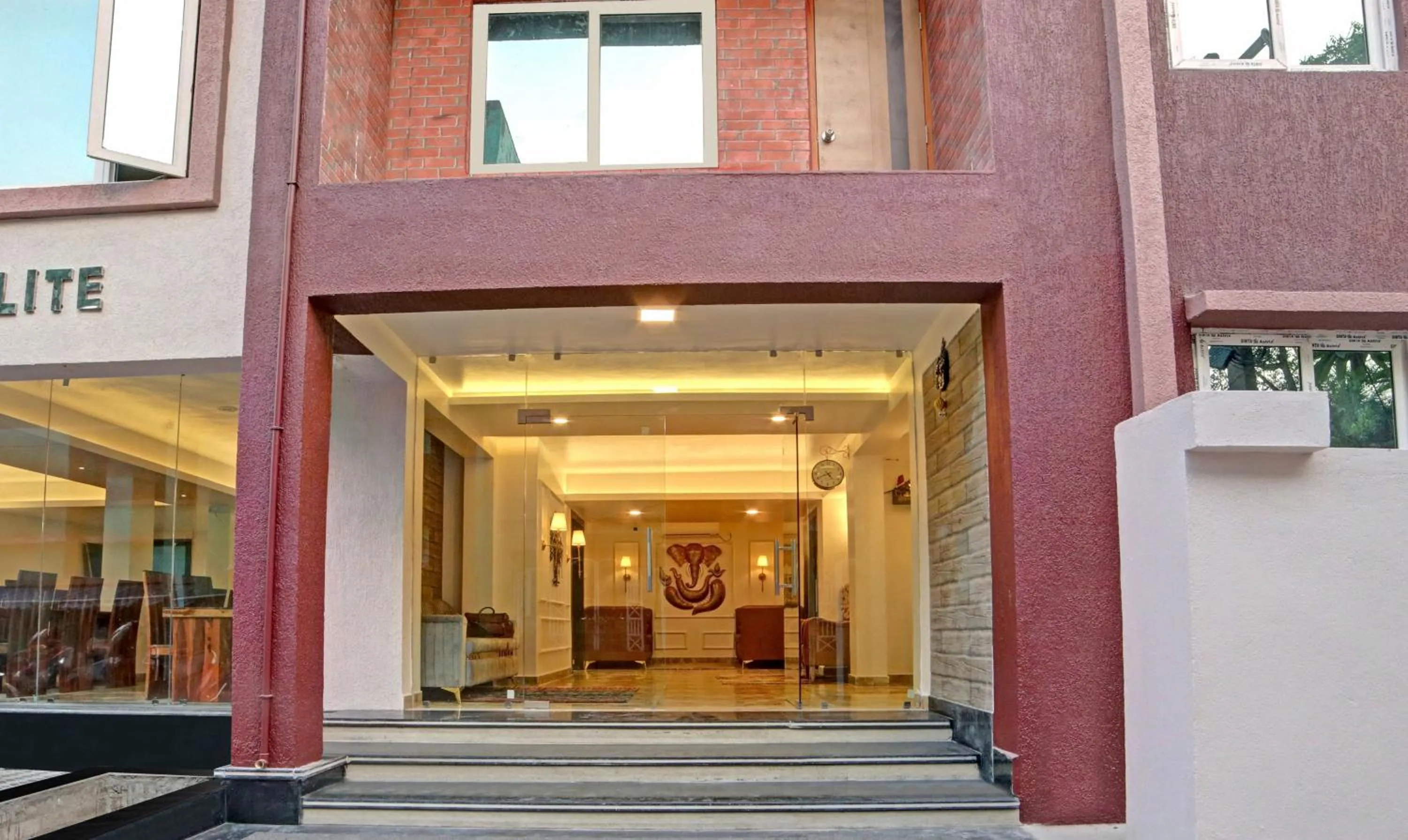 Facade/entrance in Treebo Lazystay Elite