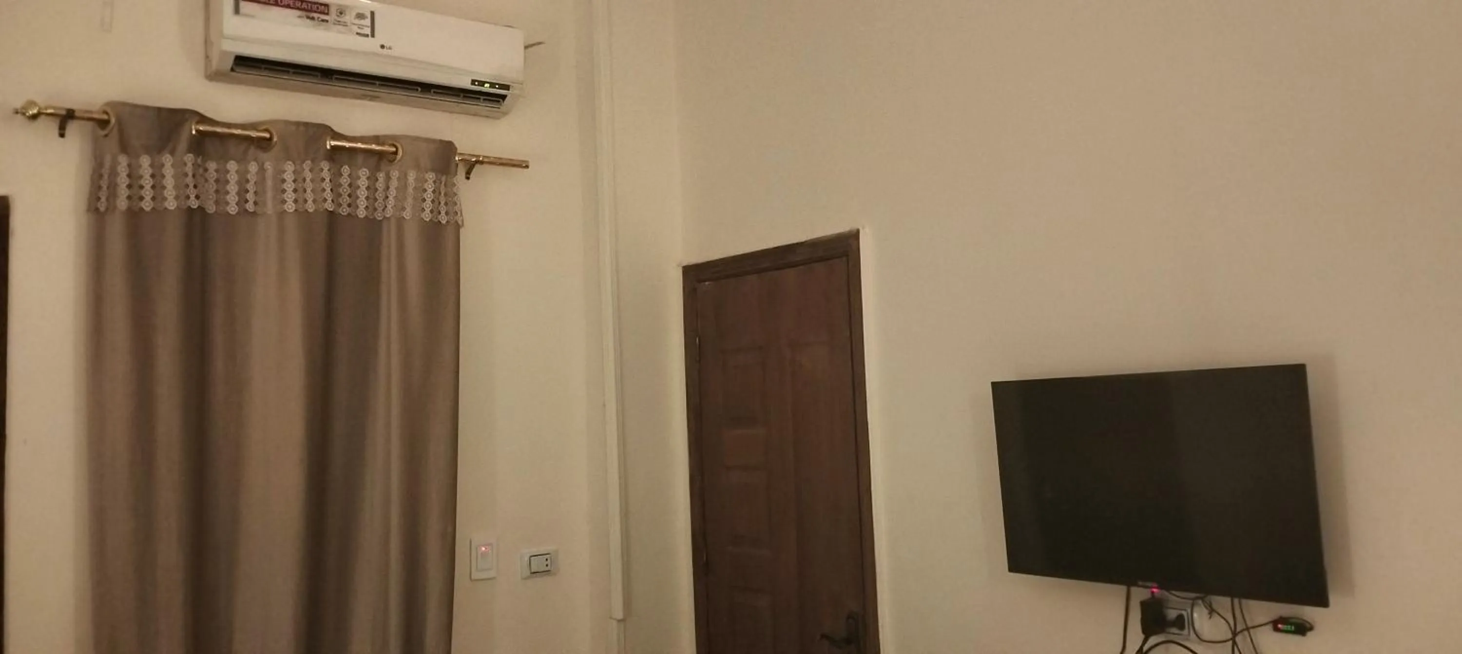 TV and multimedia in Zeina pyramids view