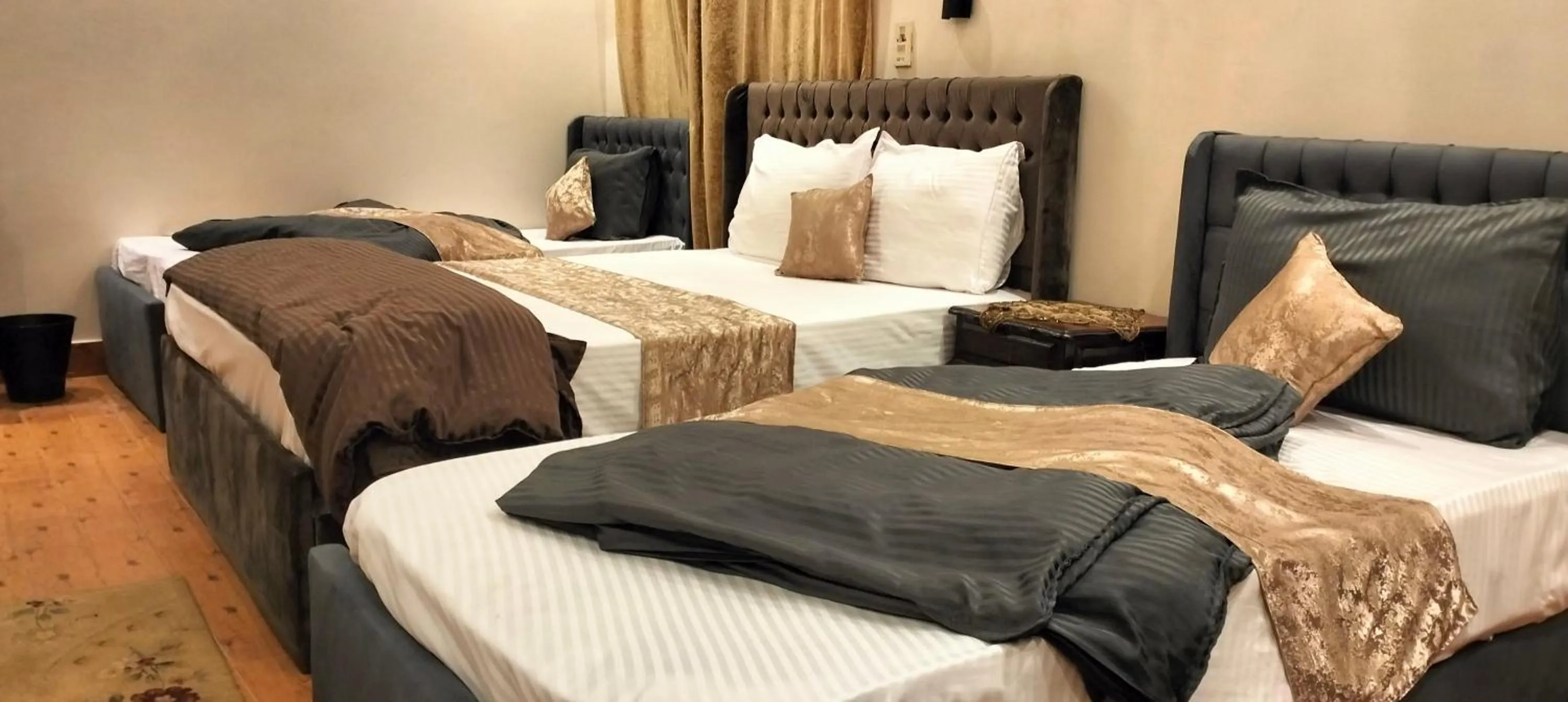 Photo of the whole room in Zeina pyramids view