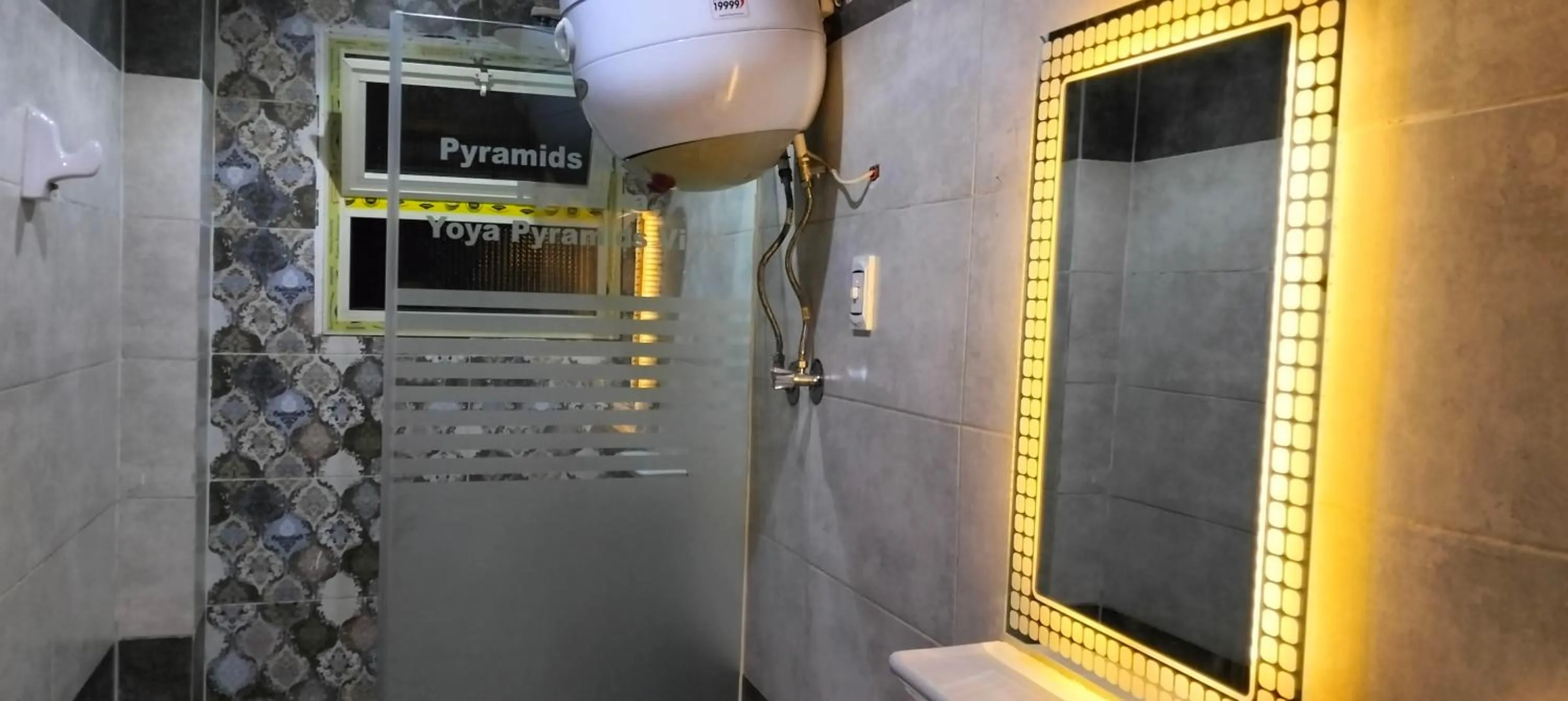 Bathroom in Zeina pyramids view