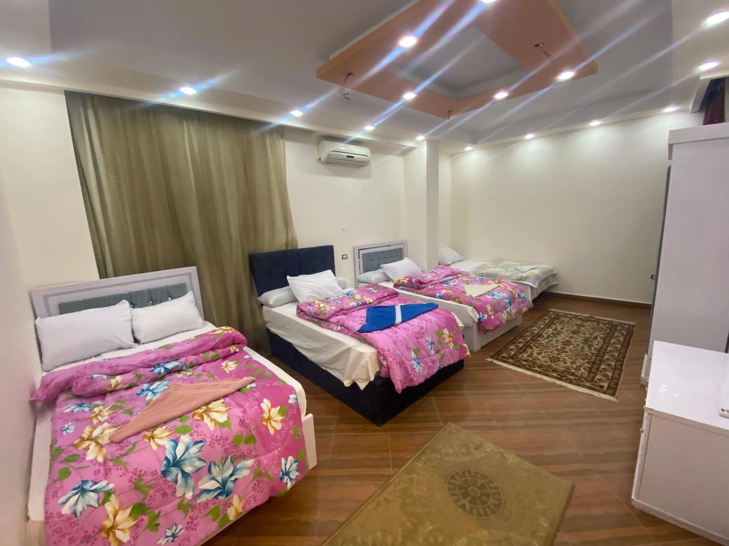 Bedroom in Zeina pyramids view
