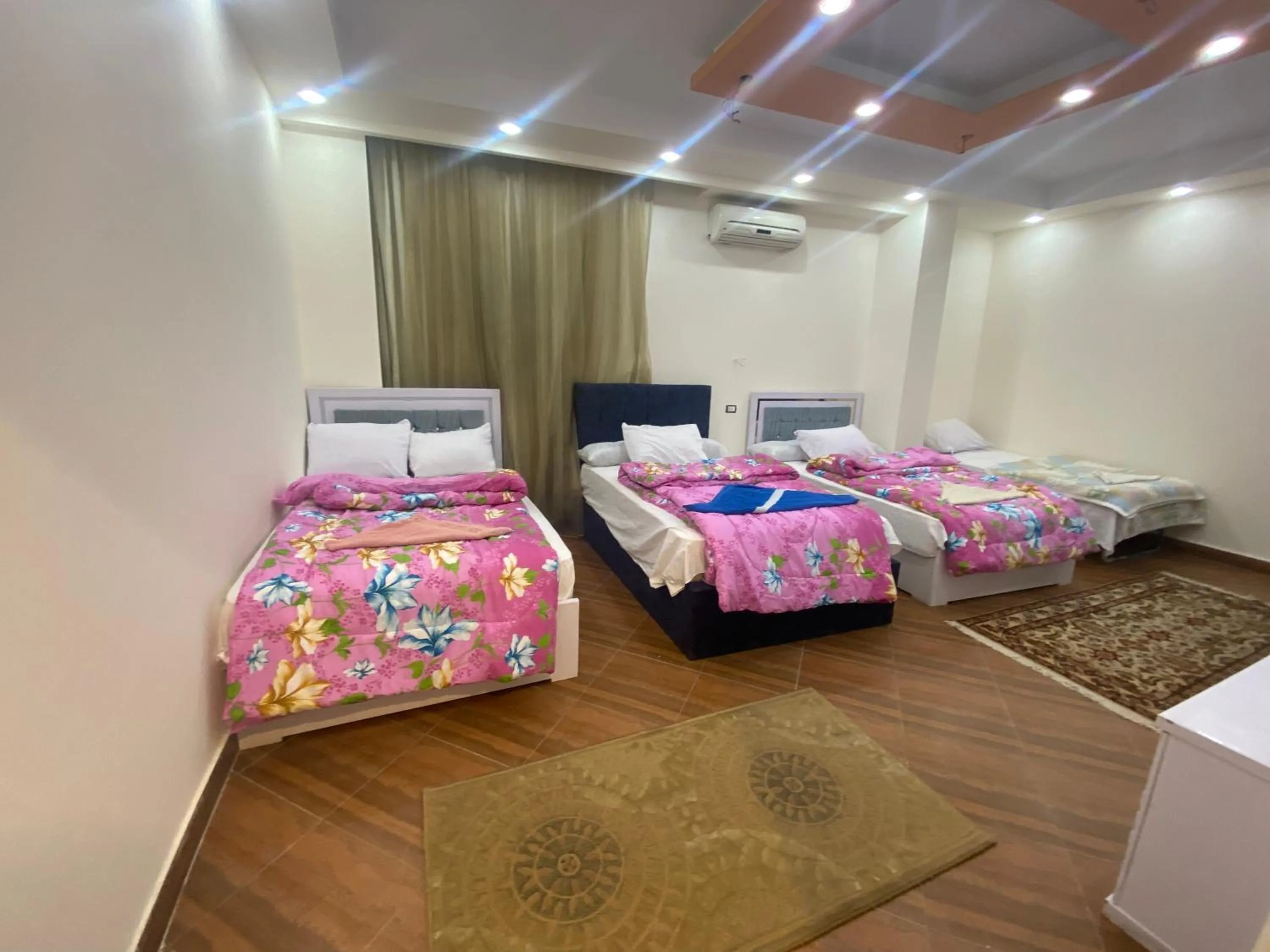 Bedroom in Zeina pyramids view