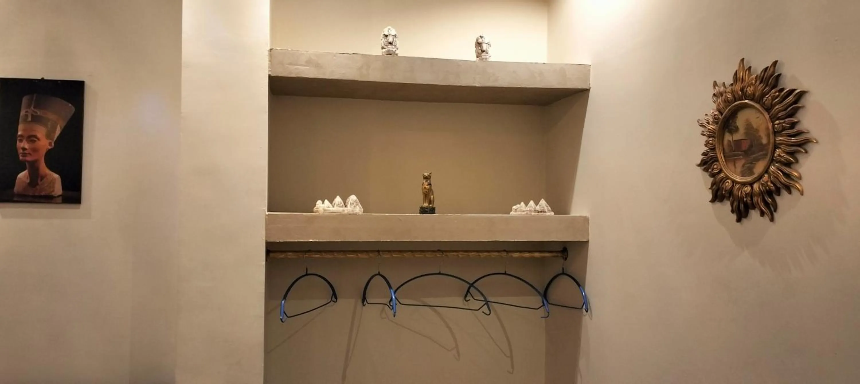 wardrobe in Zeina pyramids view