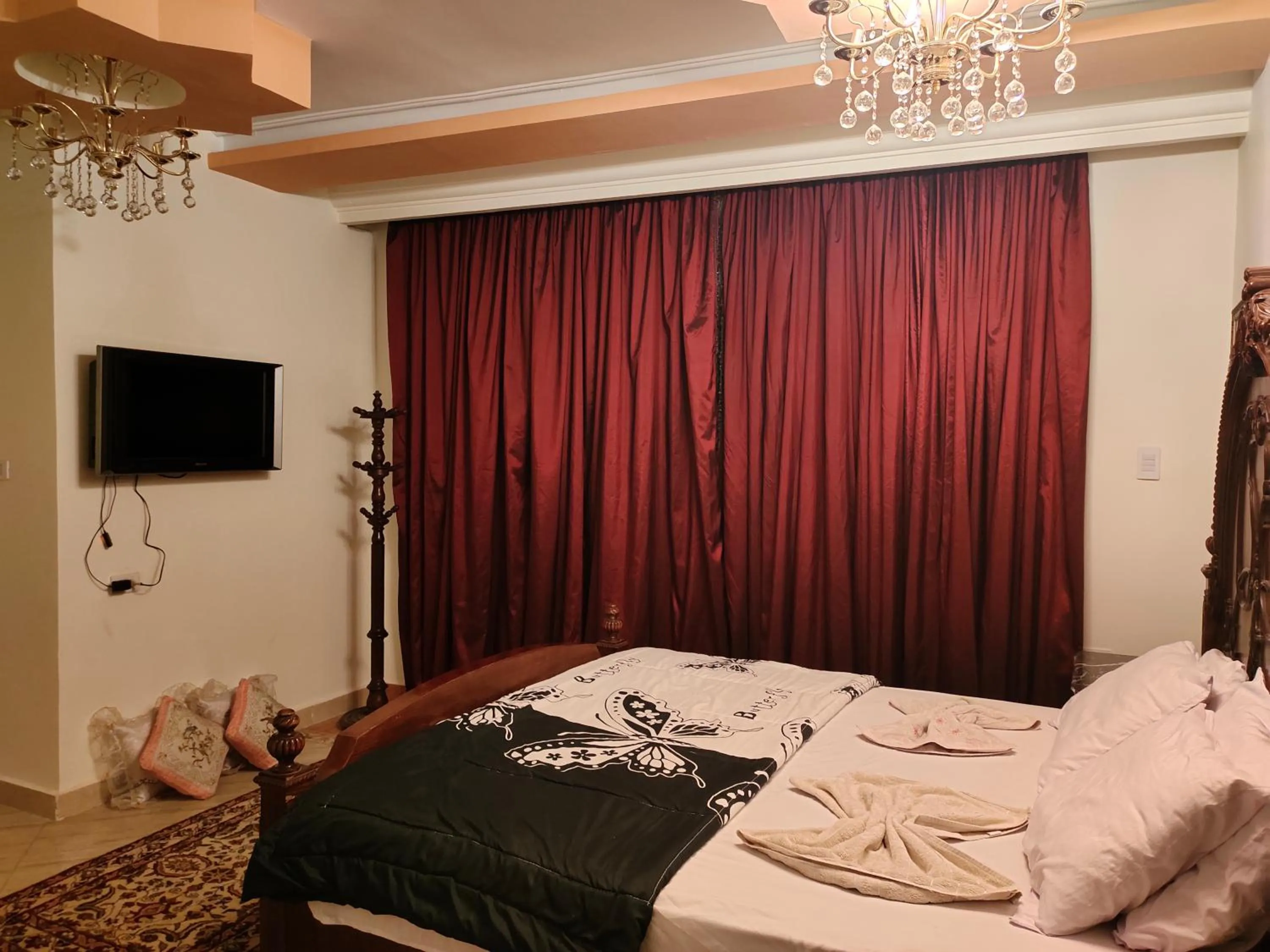 Bedroom in Zeina pyramids view