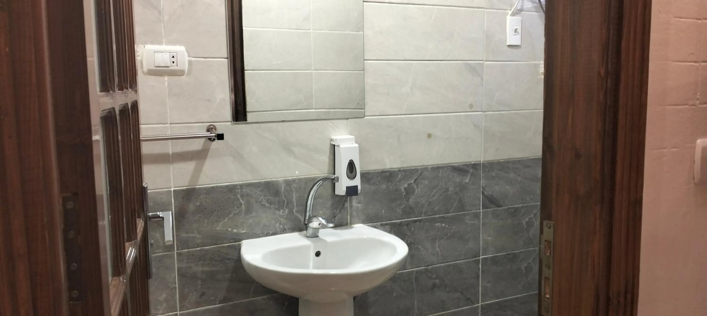 Bathroom in Zeina pyramids view