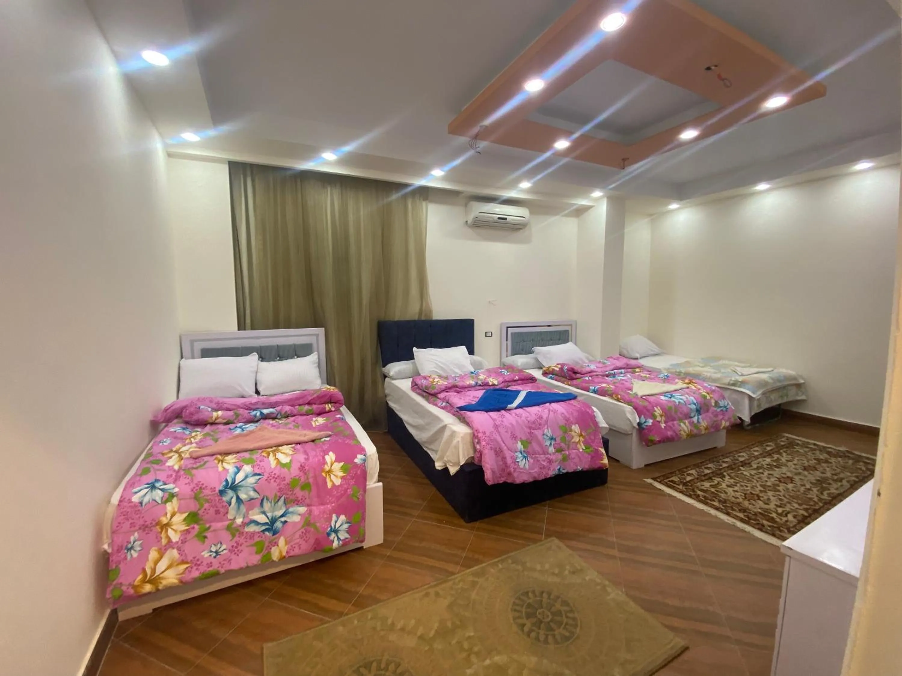 Bedroom in Zeina pyramids view