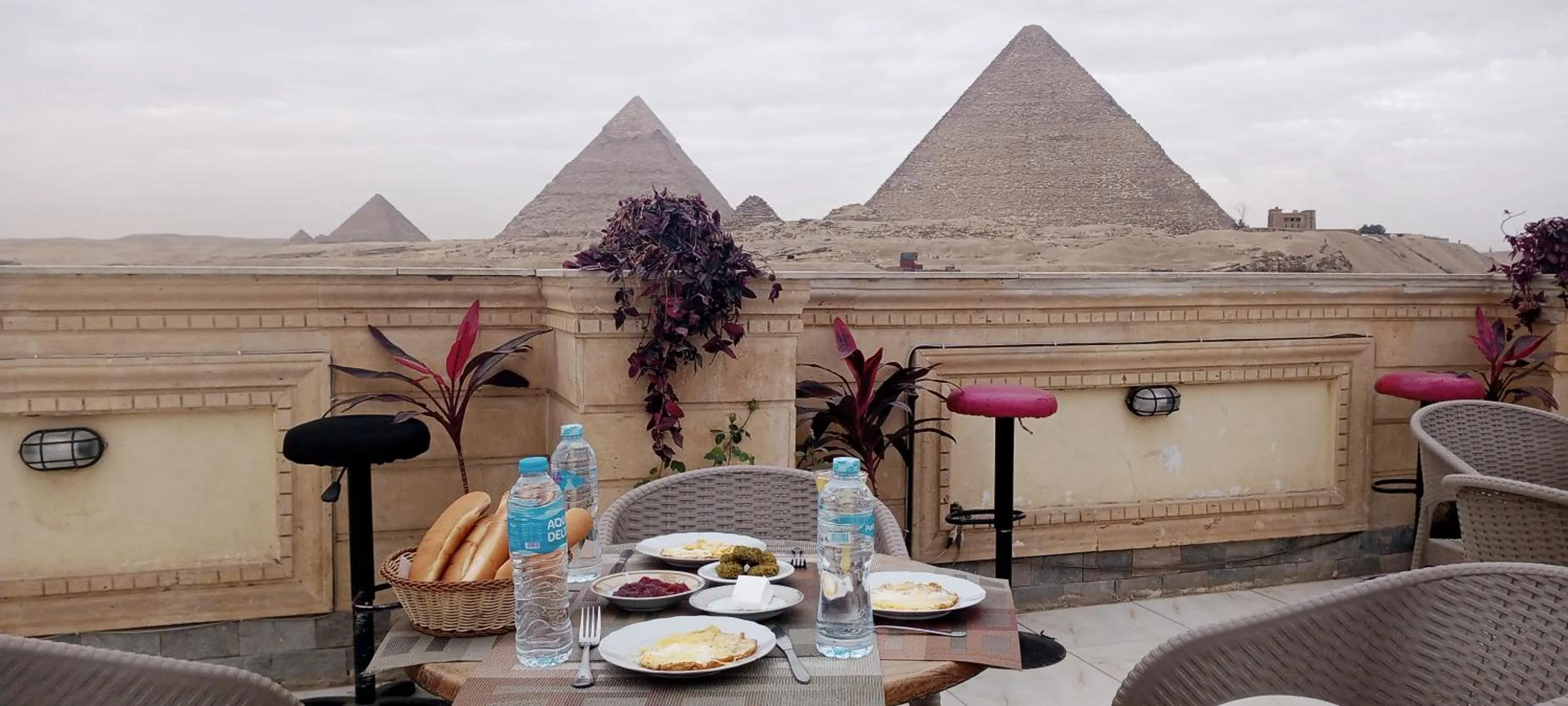Breakfast in Zeina pyramids view