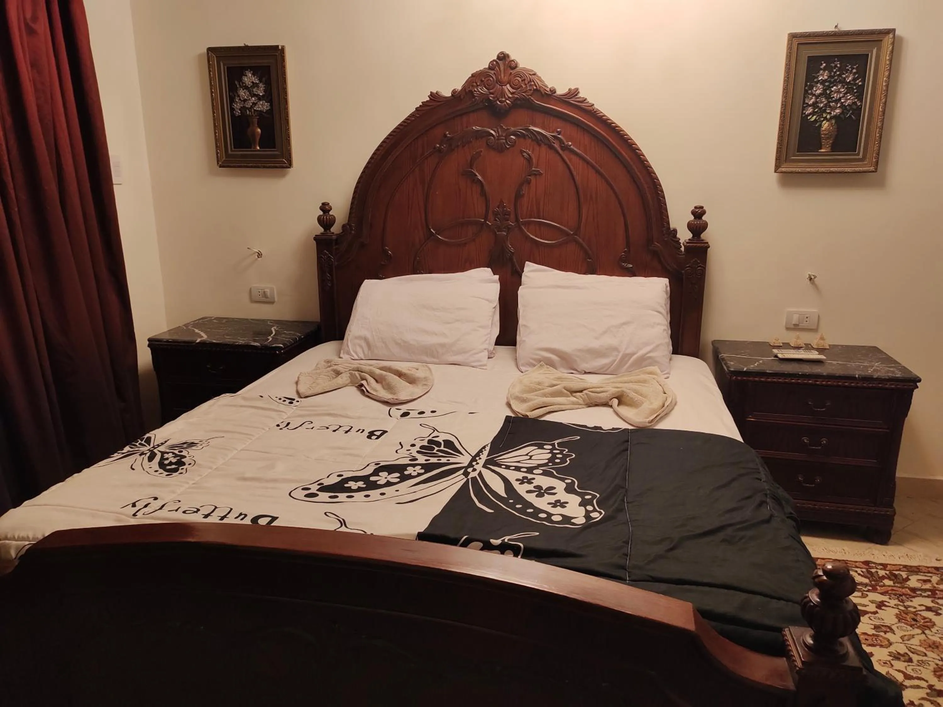 Bed in Zeina pyramids view