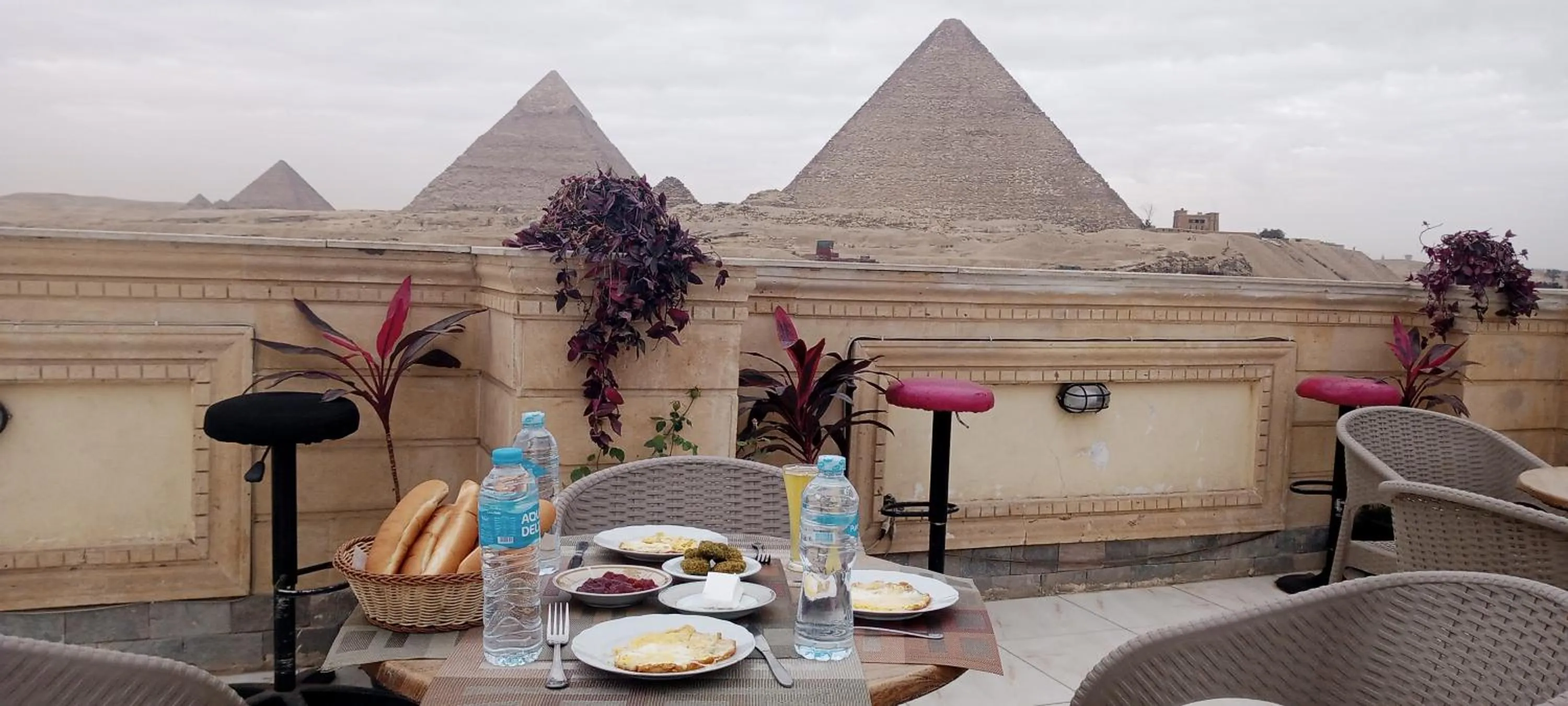 Breakfast in Zeina pyramids view