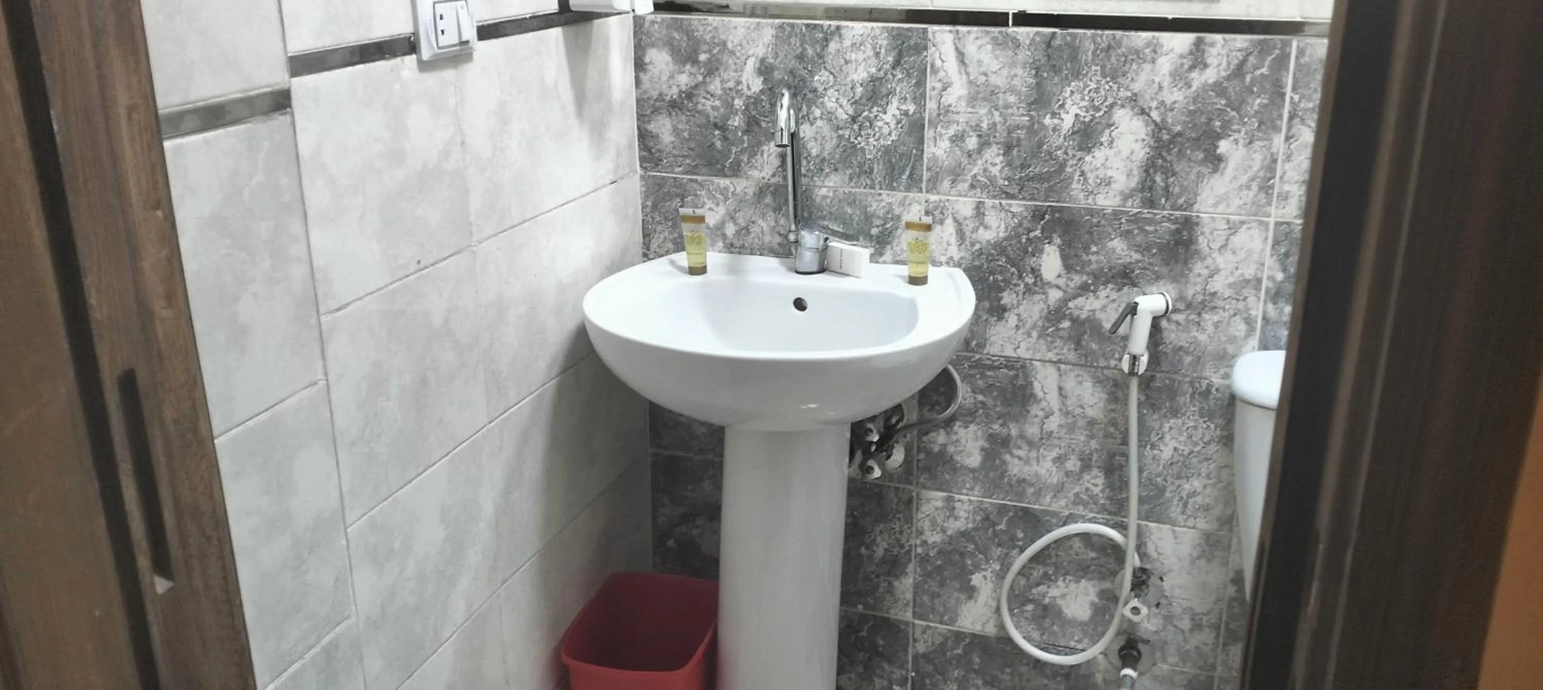 Bathroom in Zeina pyramids view