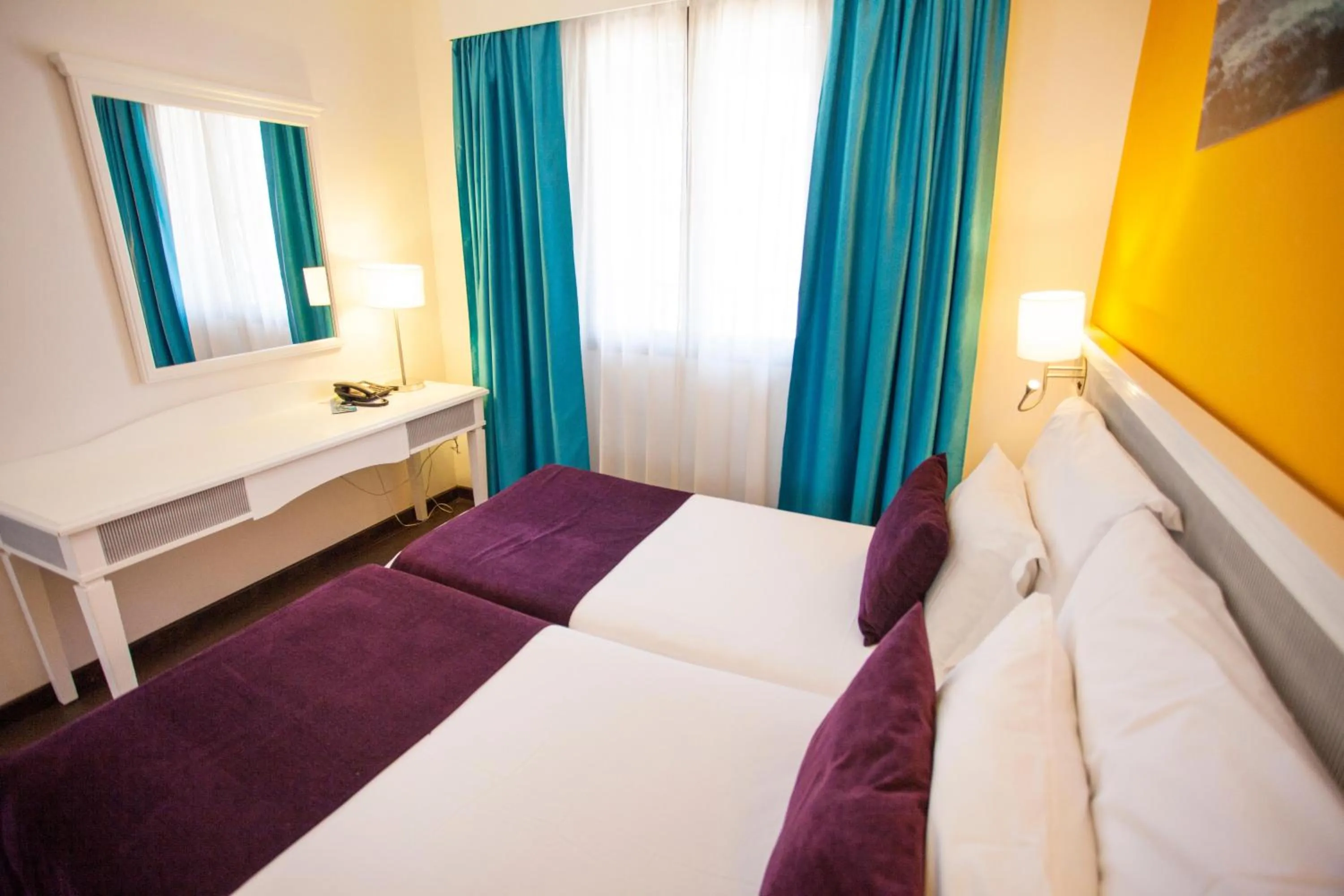 Photo of the whole room, Bed in Coral Los Alisios