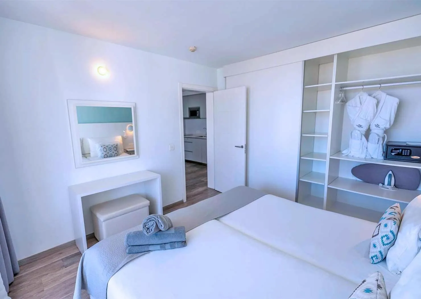 Photo of the whole room, Bed in Coral Ocean View - Adults Only