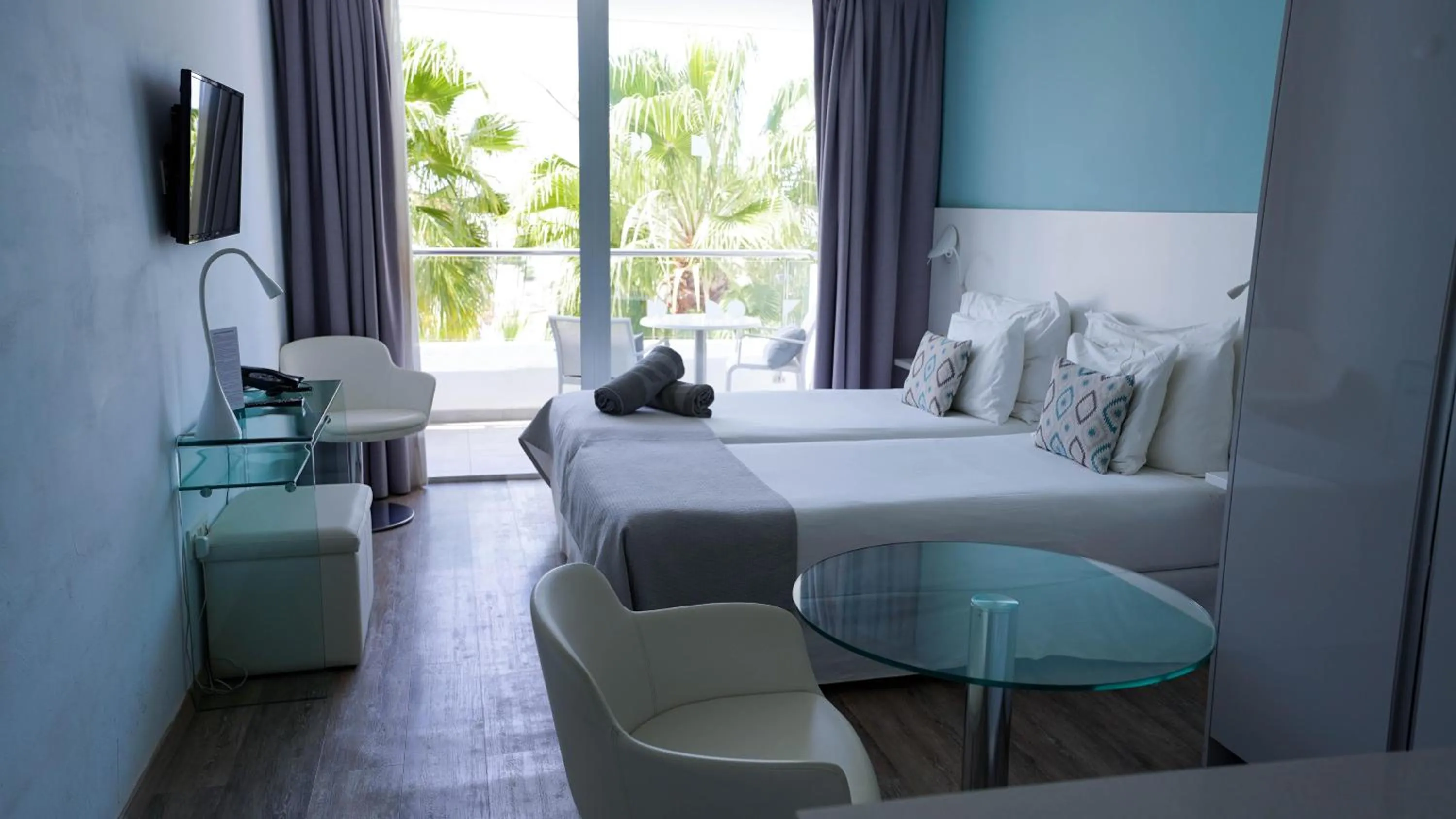 Photo of the whole room, Bed in Coral Ocean View - Adults Only