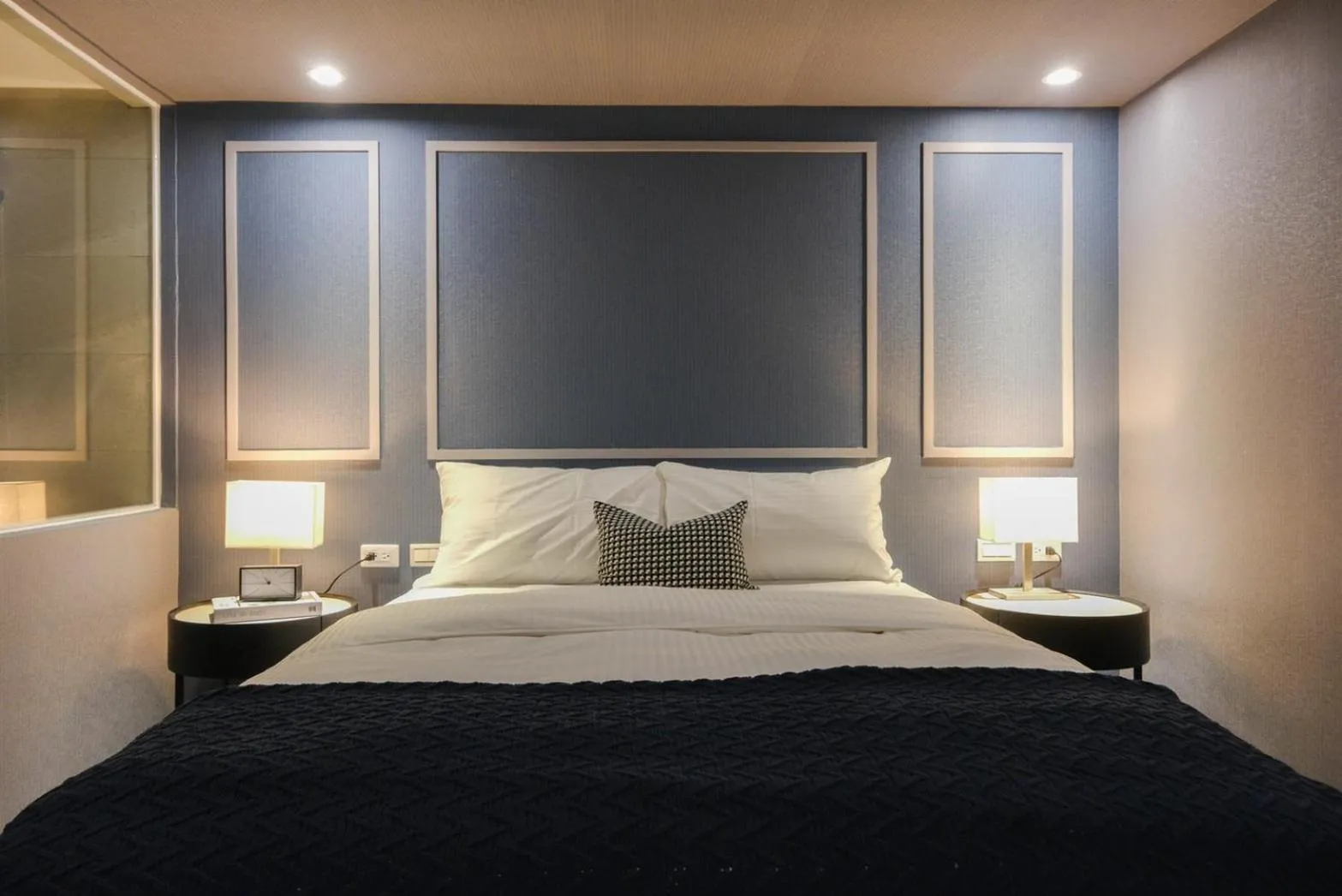 Bedroom, Bed in Giant Rich Hotel