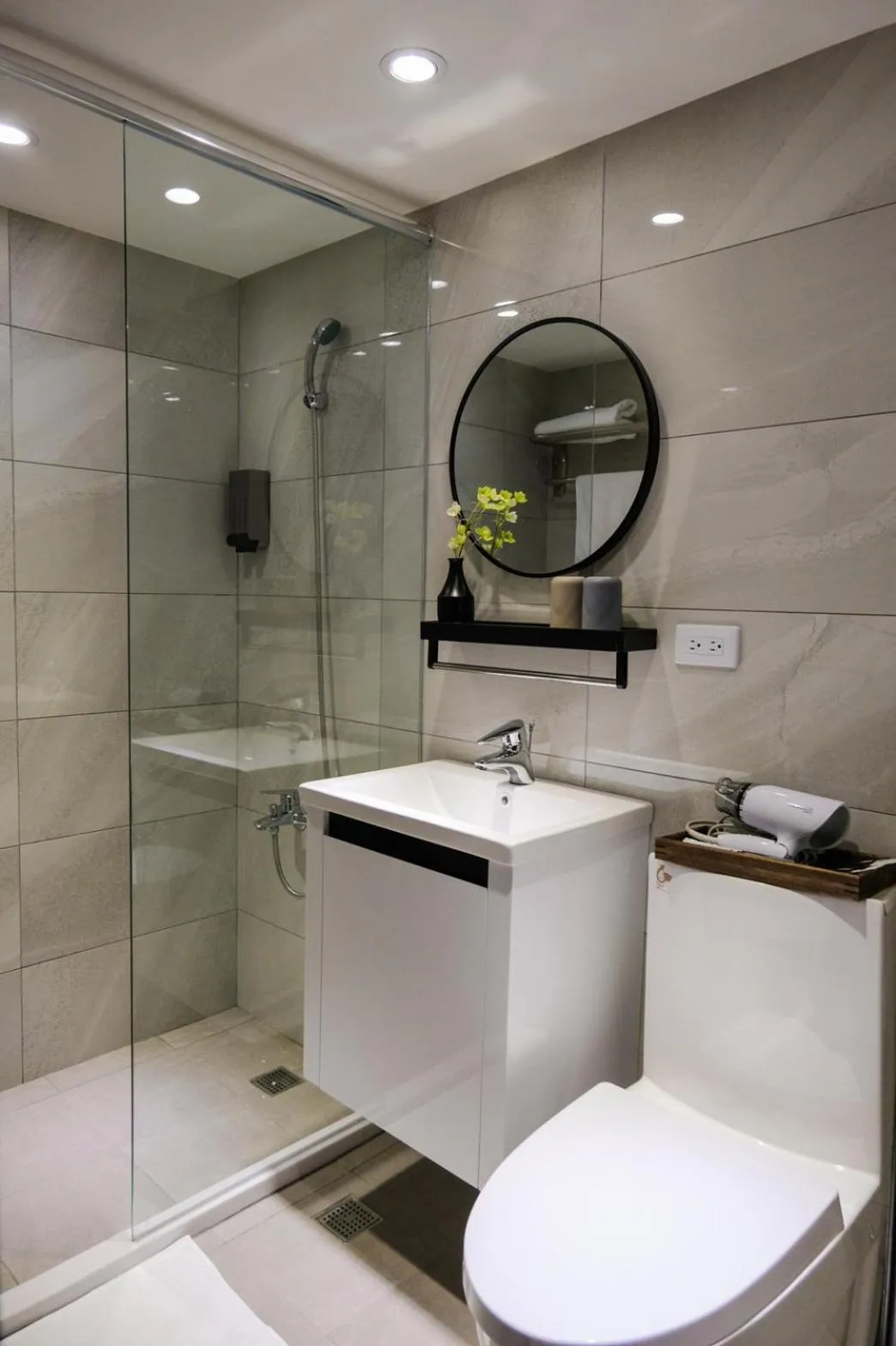 Shower in Giant Rich Hotel