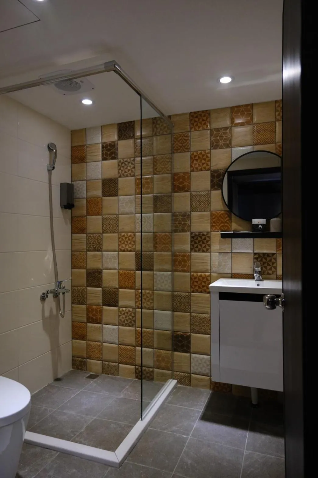 Shower in Giant Rich Hotel