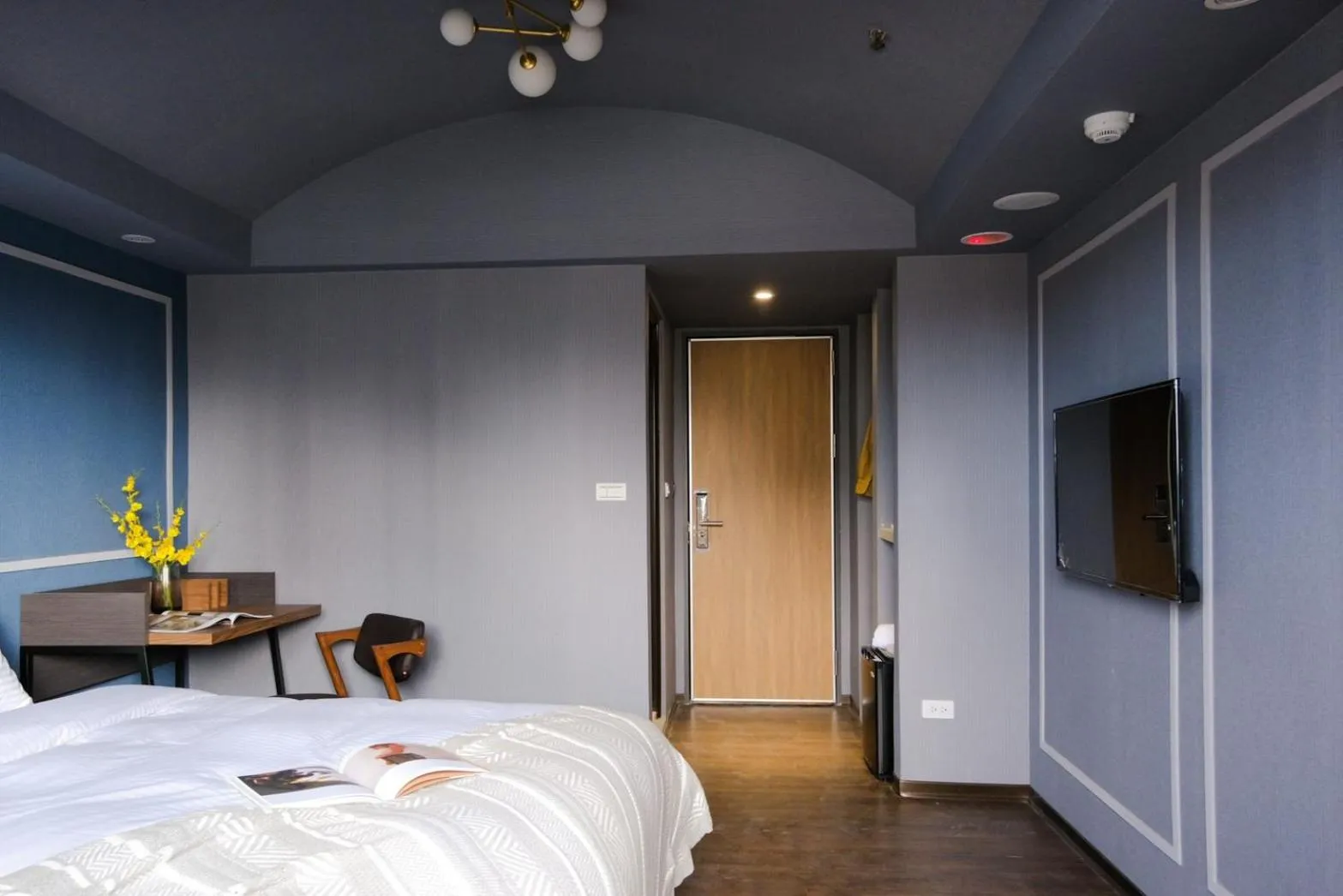 Seating area, Bed in Giant Rich Hotel