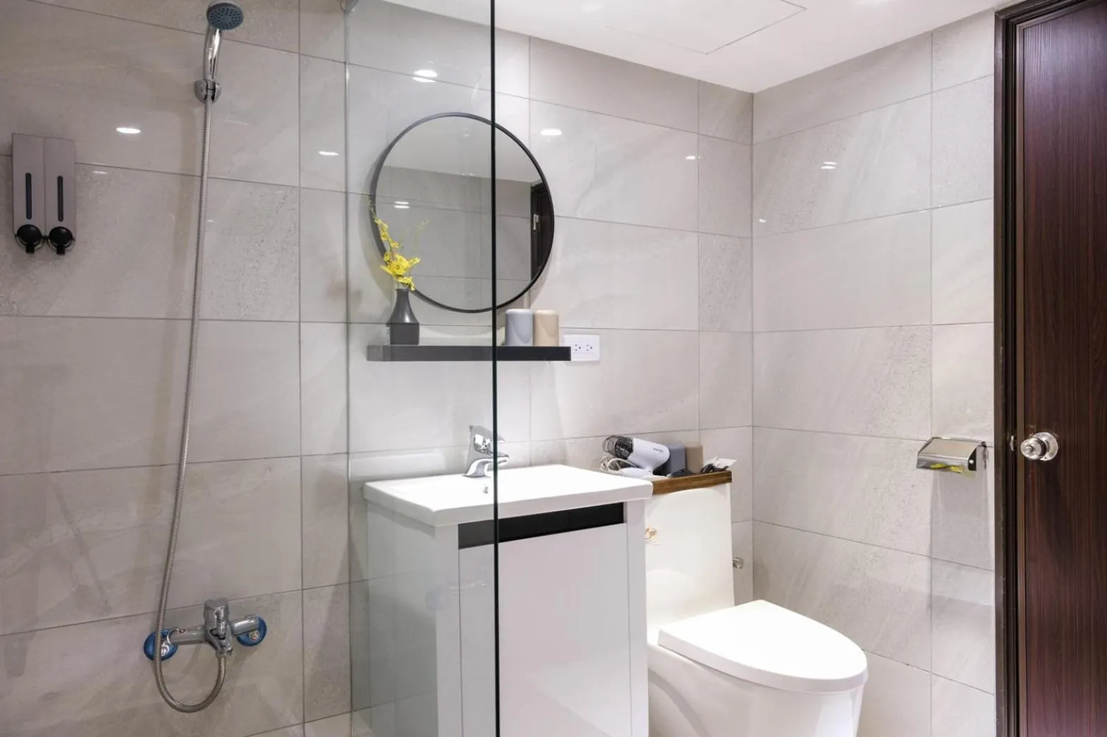 Shower in Giant Rich Hotel