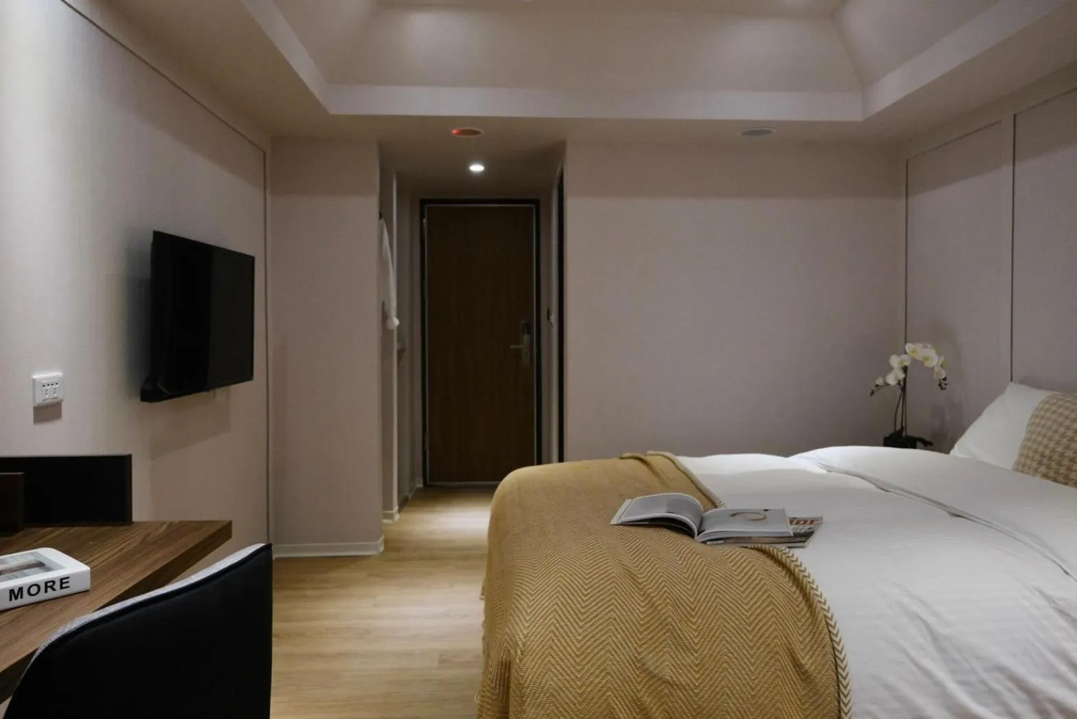 Bedroom, Bed in Giant Rich Hotel