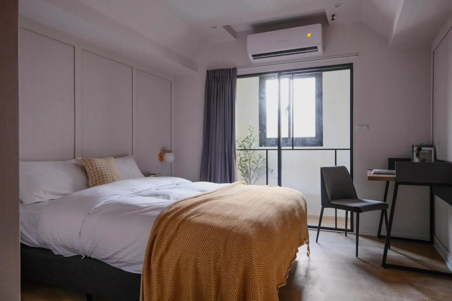 Bedroom, Bed in Giant Rich Hotel