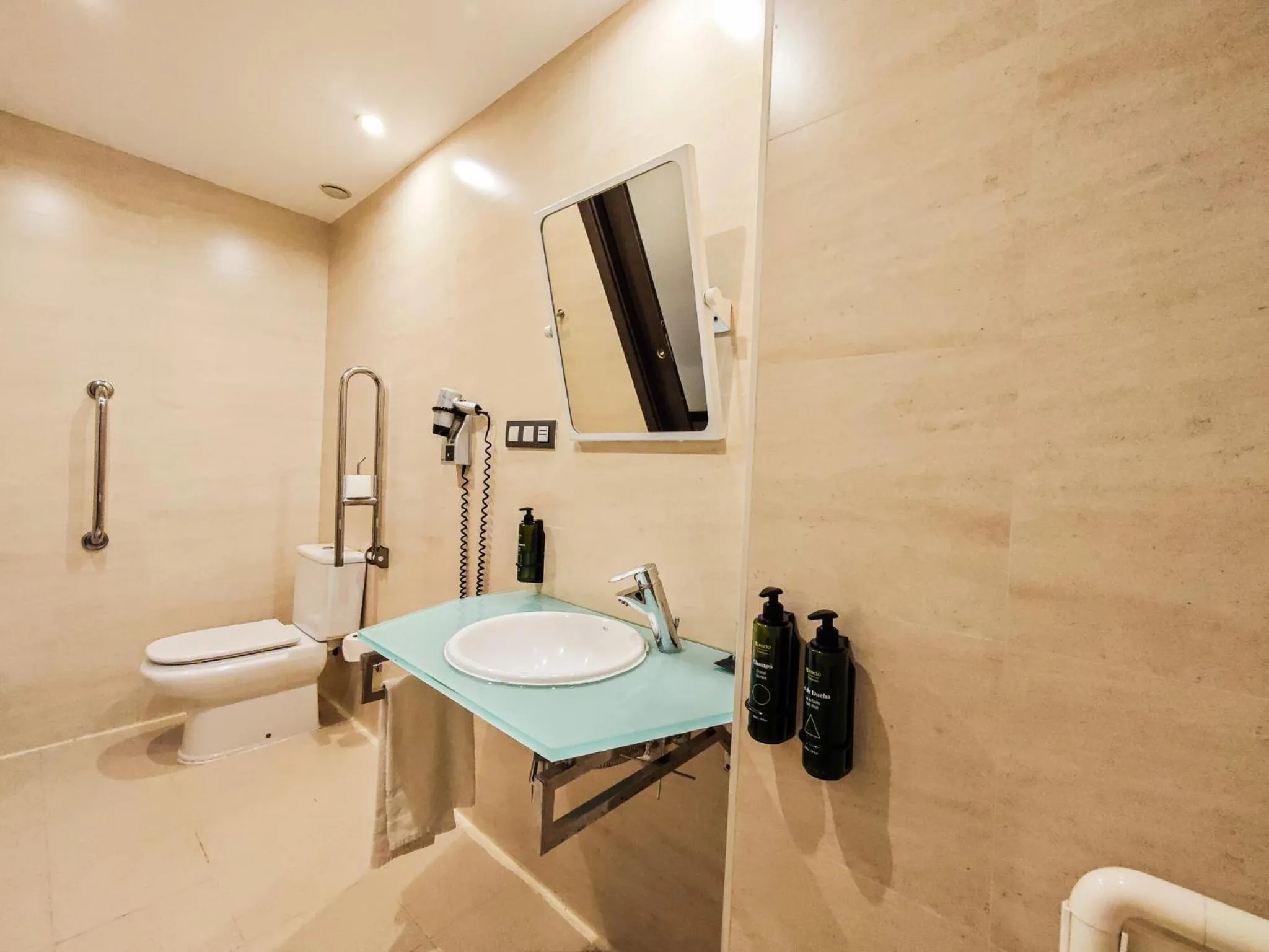 Shower in AZZ Pamplona Norte Hotel